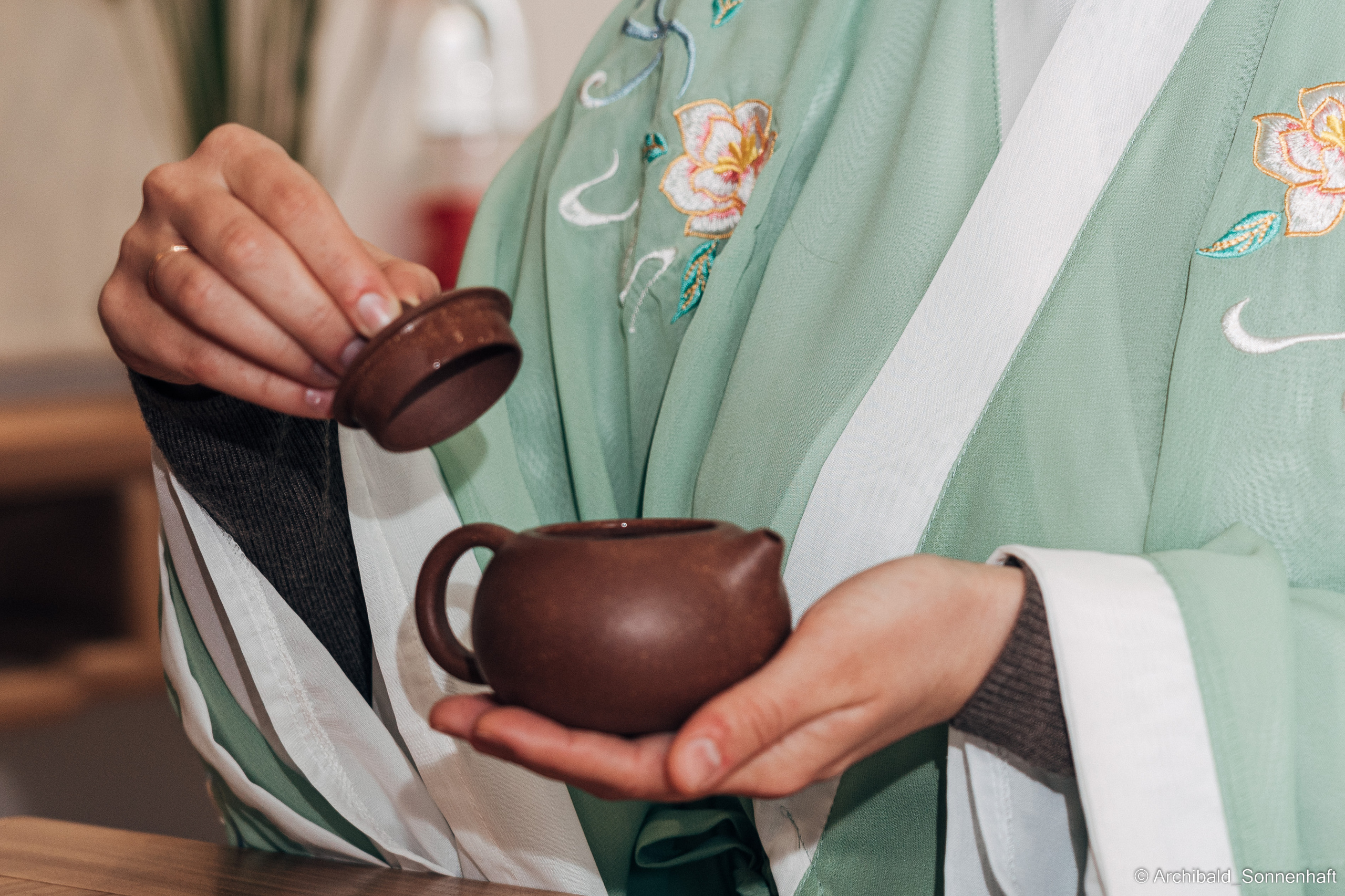 Chinese tea ceremony in Tianjin. Photographer in Guangzhou, China. Archibald Sonnenhaft