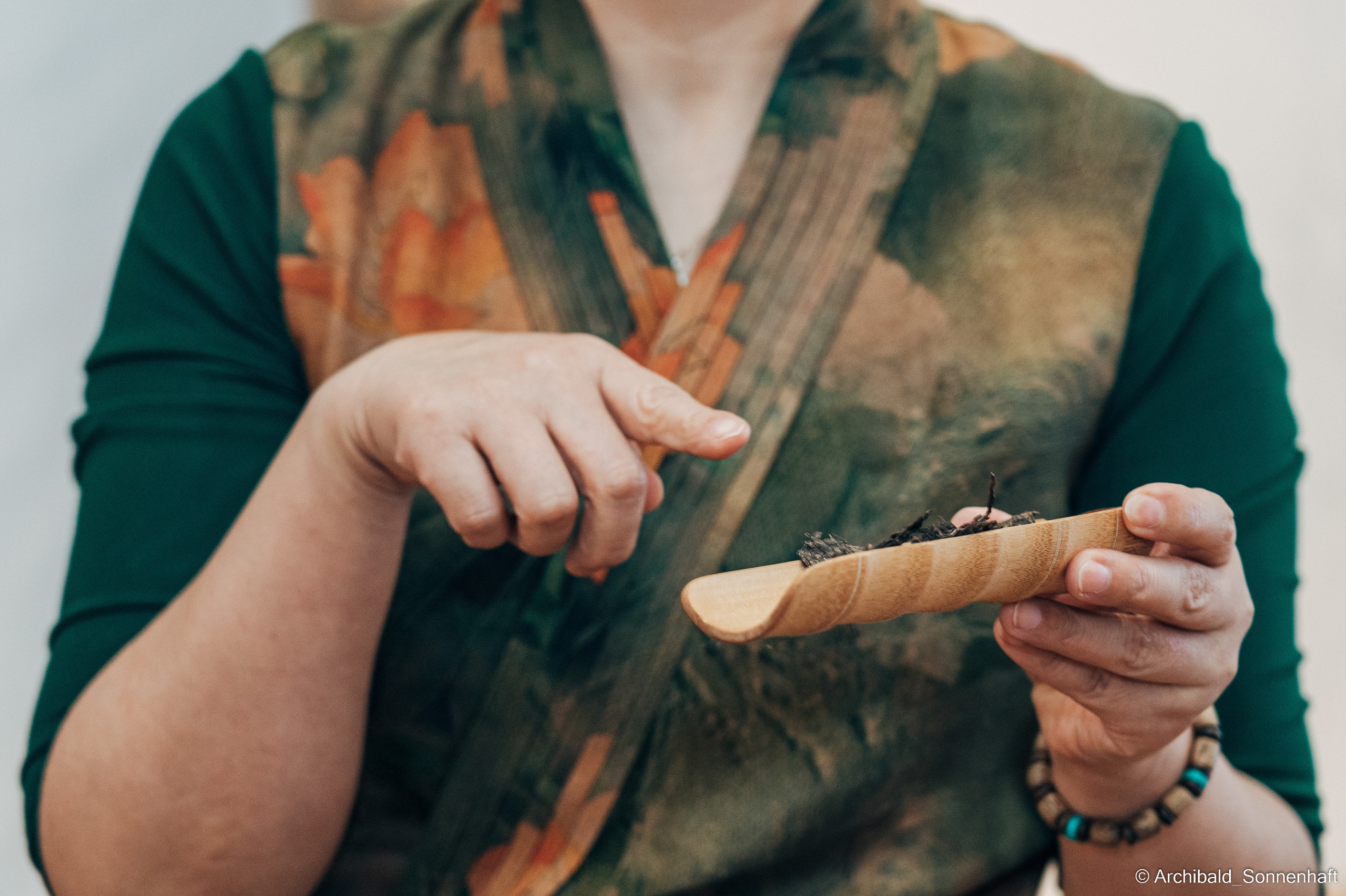Chinese tea ceremony in Tianjin. Photographer in Guangzhou, China. Archibald Sonnenhaft