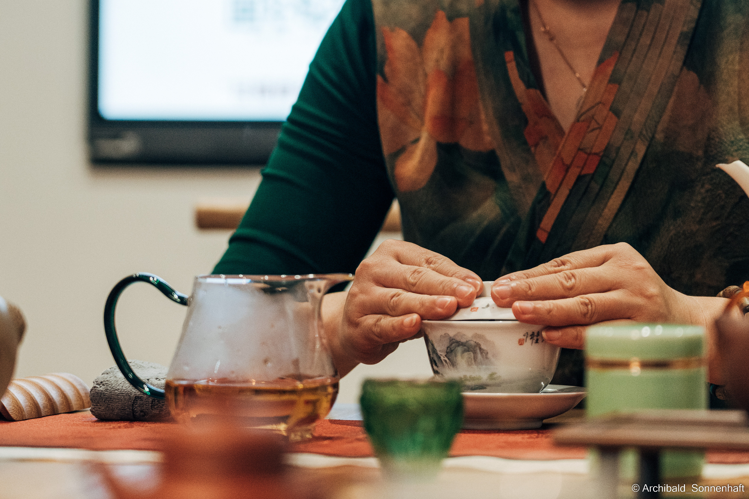 Chinese tea ceremony in Tianjin. Photographer in Guangzhou, China. Archibald Sonnenhaft