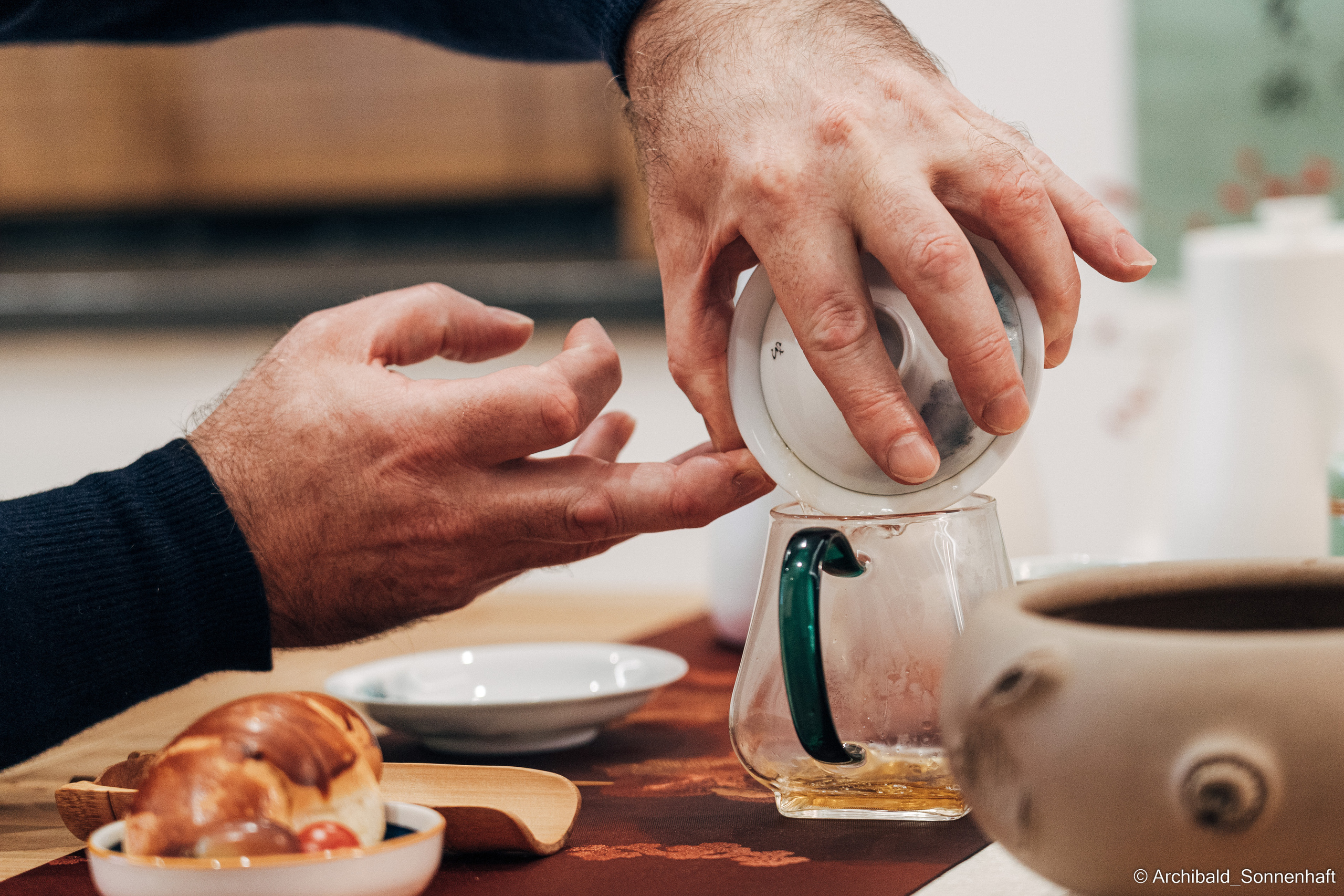 Chinese tea ceremony in Tianjin. Photographer in Guangzhou, China. Archibald Sonnenhaft