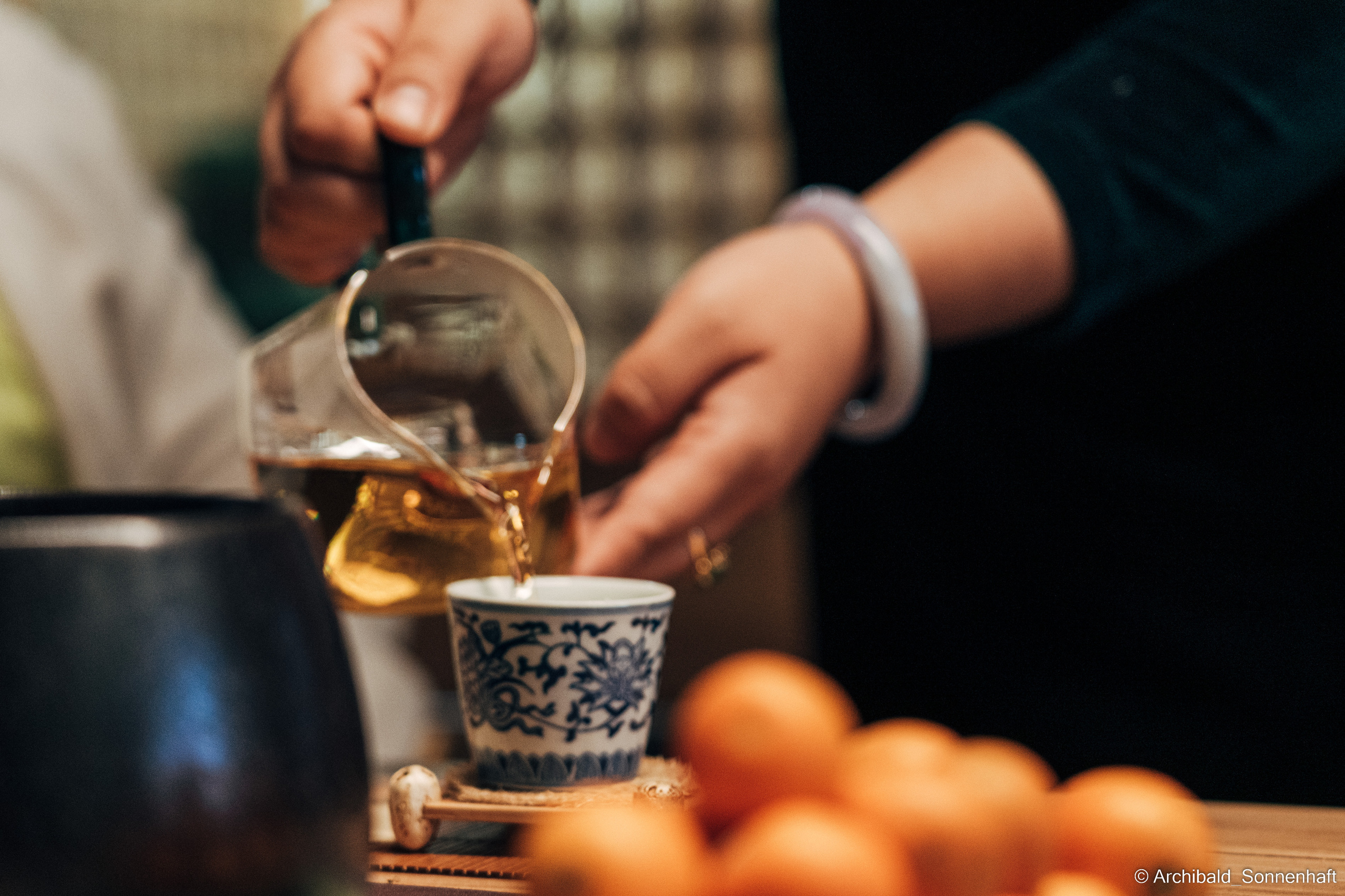 Chinese tea ceremony in Tianjin. Photographer in Guangzhou, China. Archibald Sonnenhaft