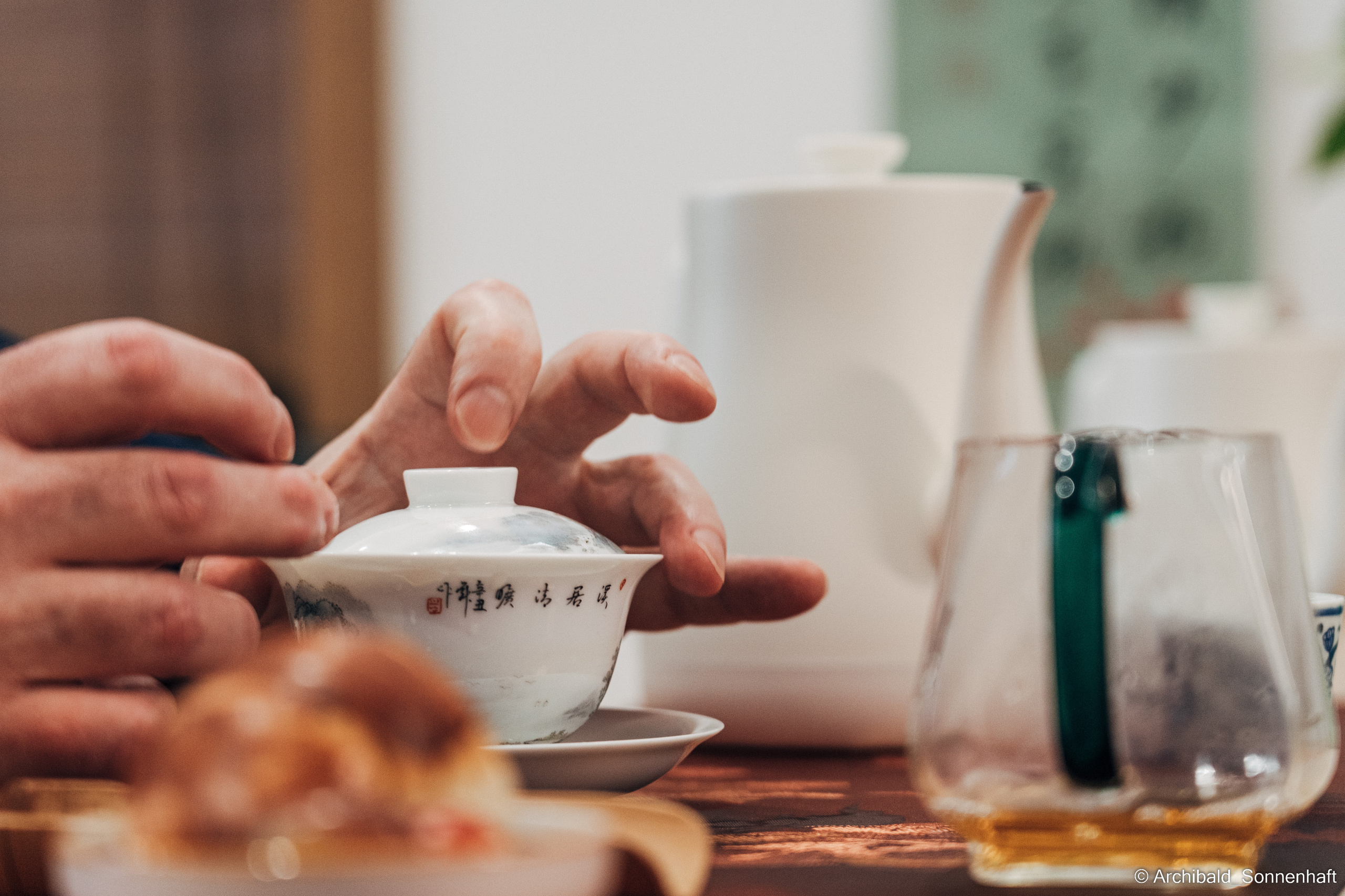 Chinese tea ceremony in Tianjin. Photographer in Guangzhou, China. Archibald Sonnenhaft