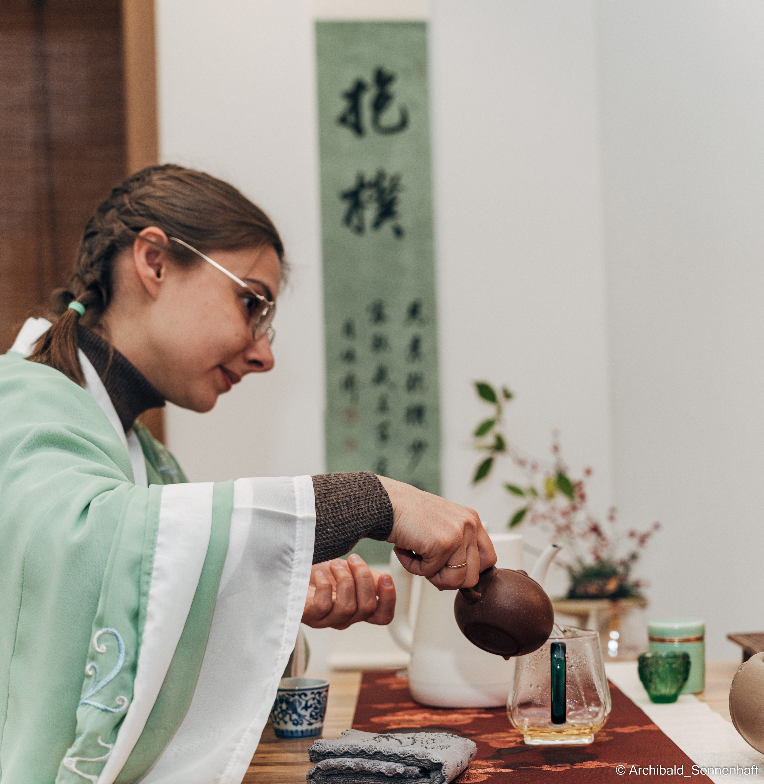 Chinese tea ceremony in Tianjin. Photographer in Guangzhou, China. Archibald Sonnenhaft