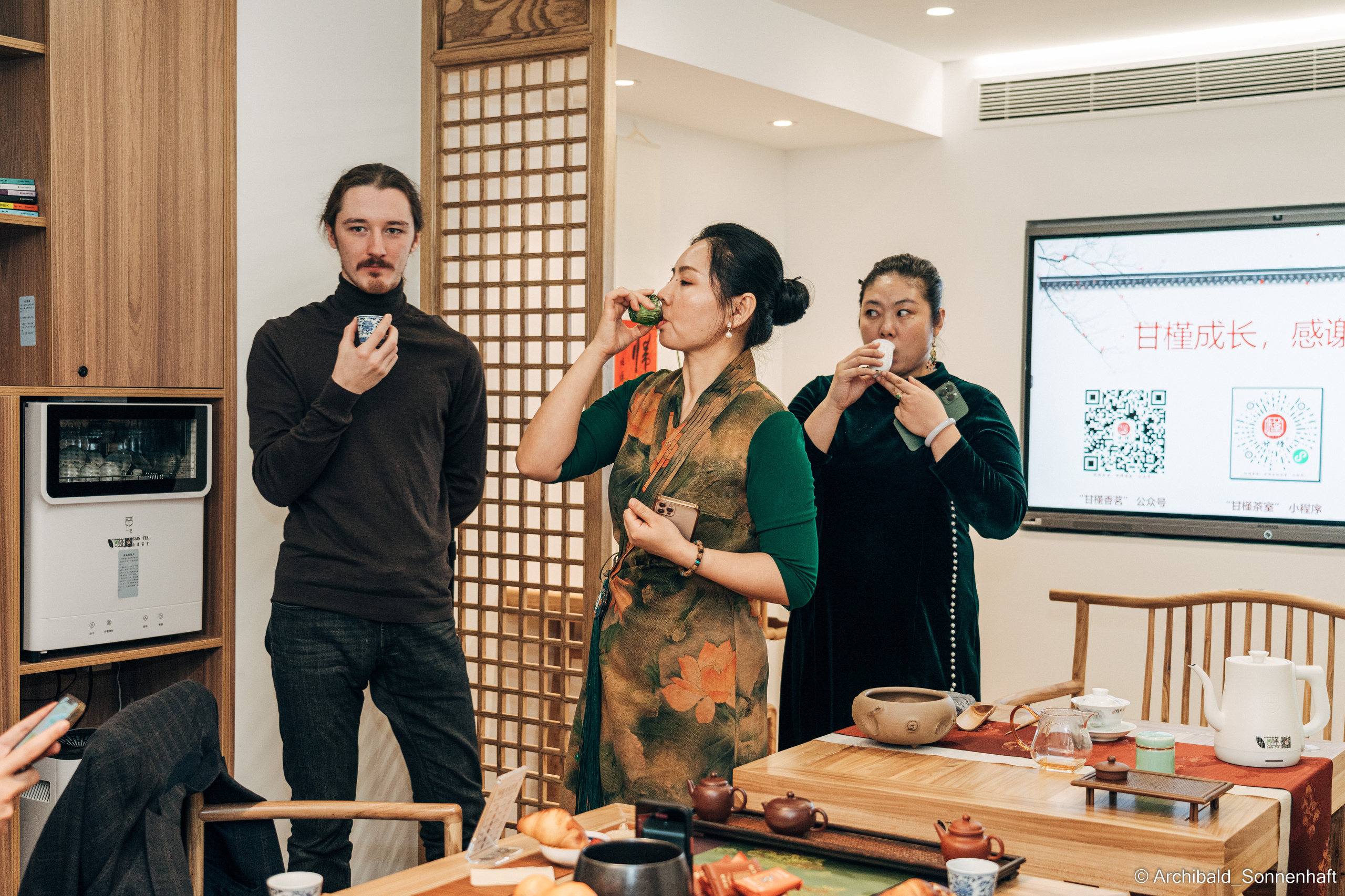 Chinese tea ceremony in Tianjin. Photographer in Guangzhou, China. Archibald Sonnenhaft