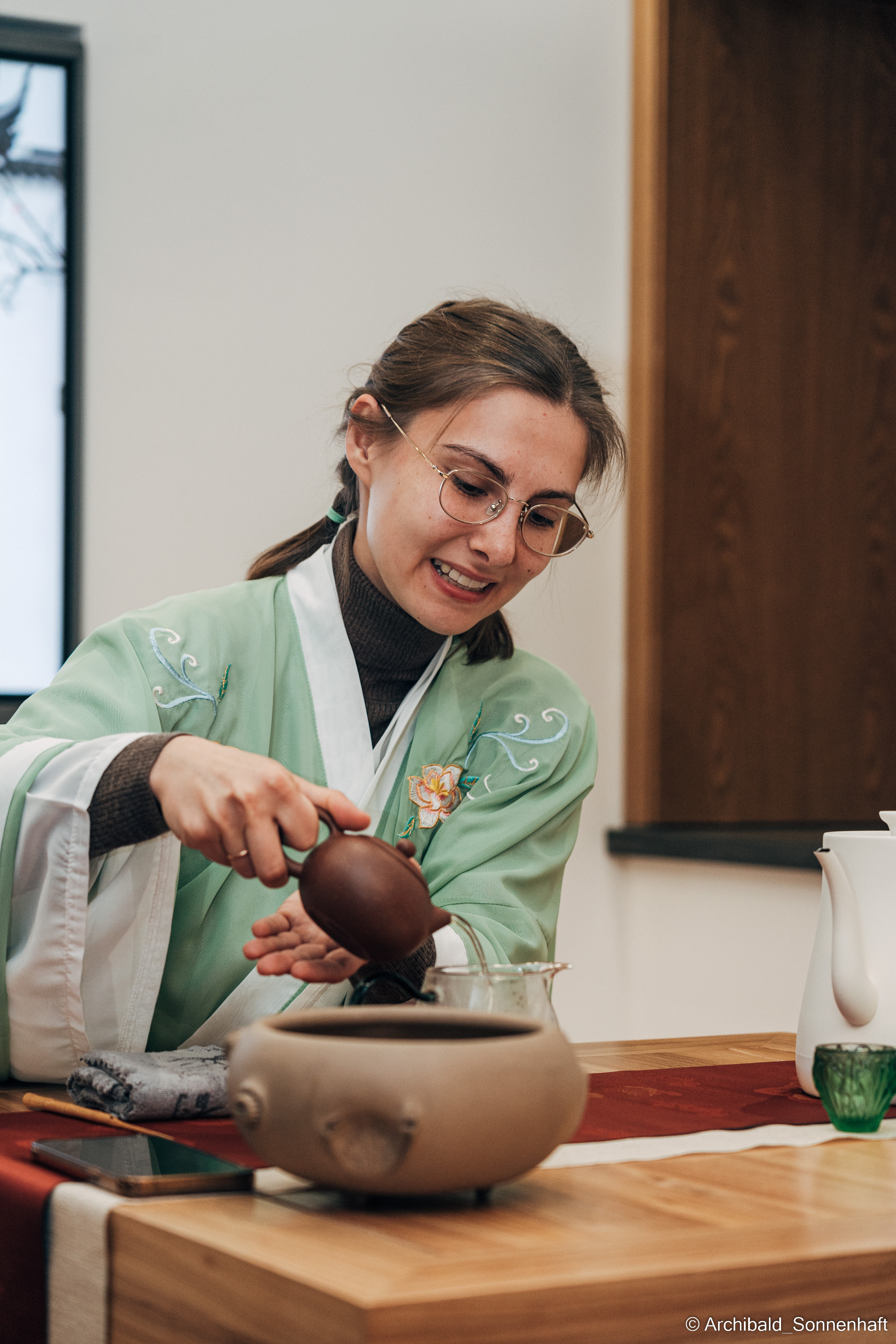 Chinese tea ceremony in Tianjin. Photographer in Guangzhou, China. Archibald Sonnenhaft