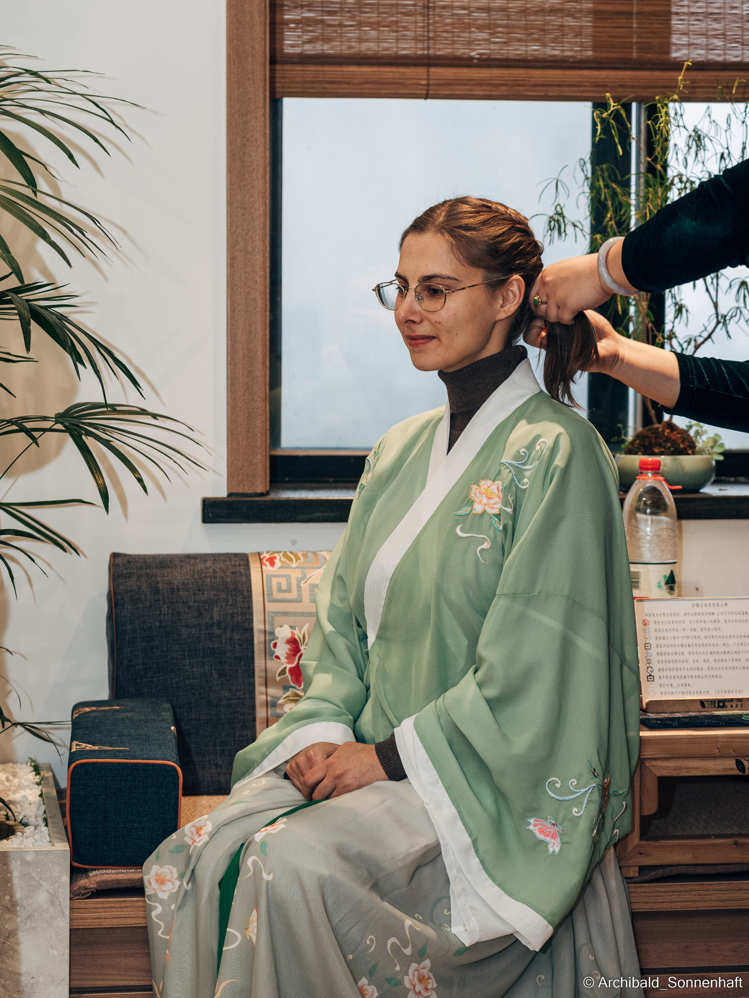 Chinese tea ceremony in Tianjin. Photographer in Guangzhou, China. Archibald Sonnenhaft