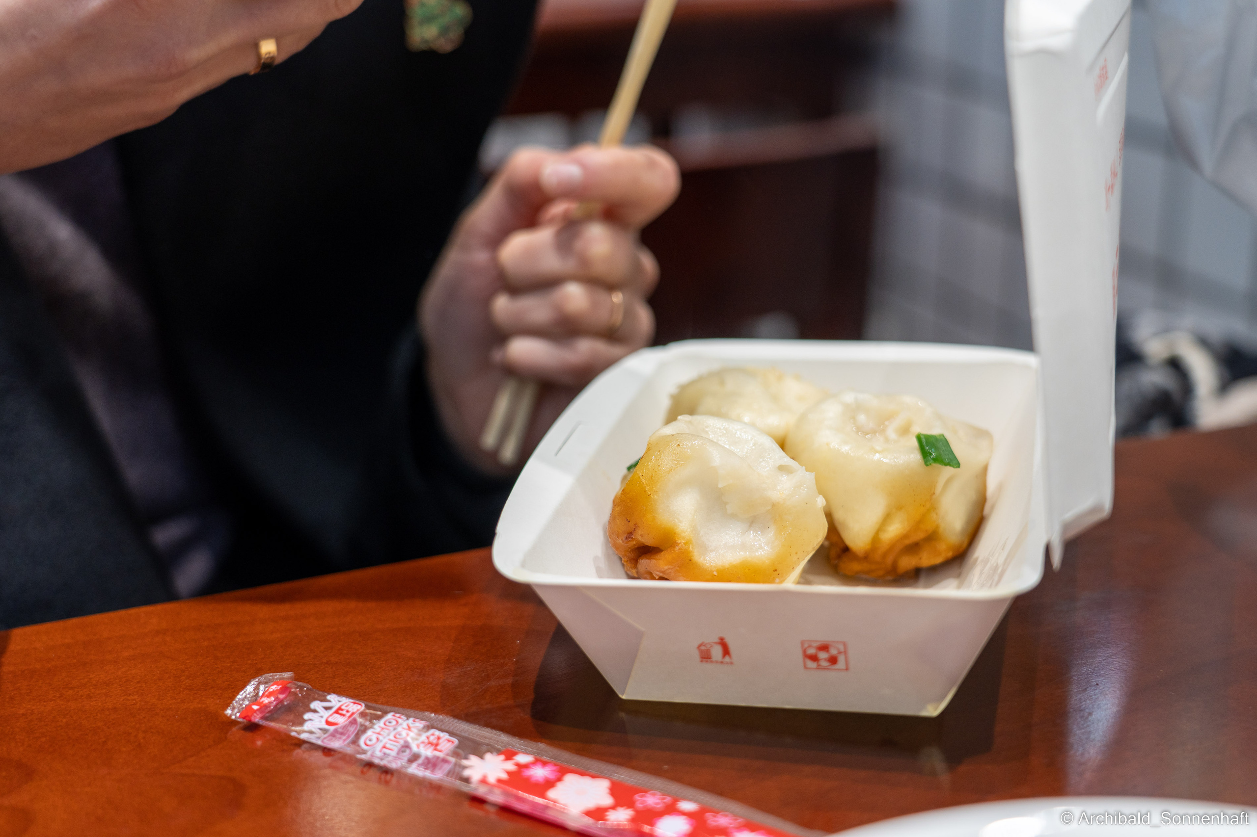 Clan Cheng and ShengJianBao. Photographer in Guangzhou, China. Archibald Sonnenhaft