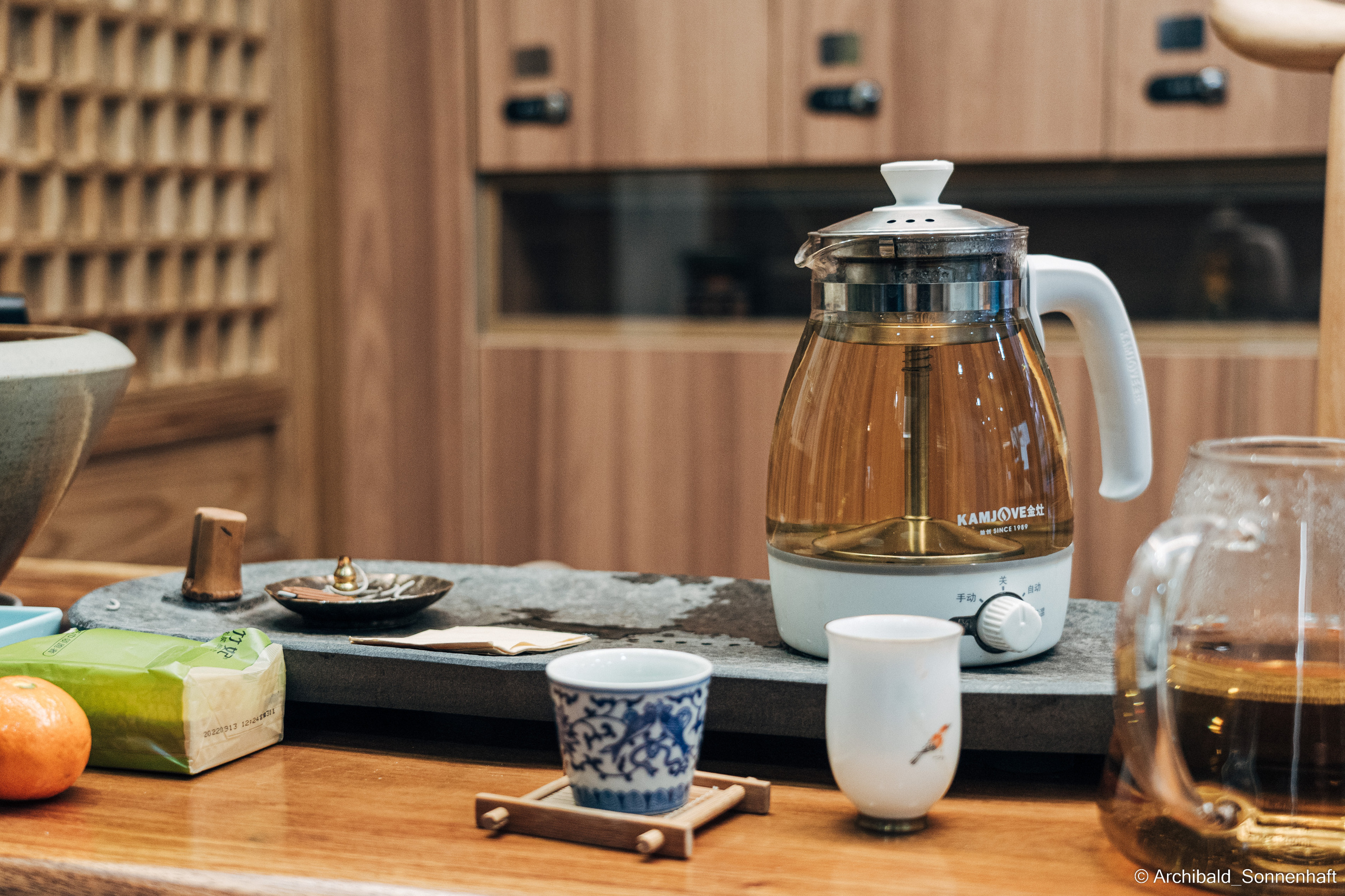 Chinese tea ceremony in Tianjin. Photographer in Guangzhou, China. Archibald Sonnenhaft
