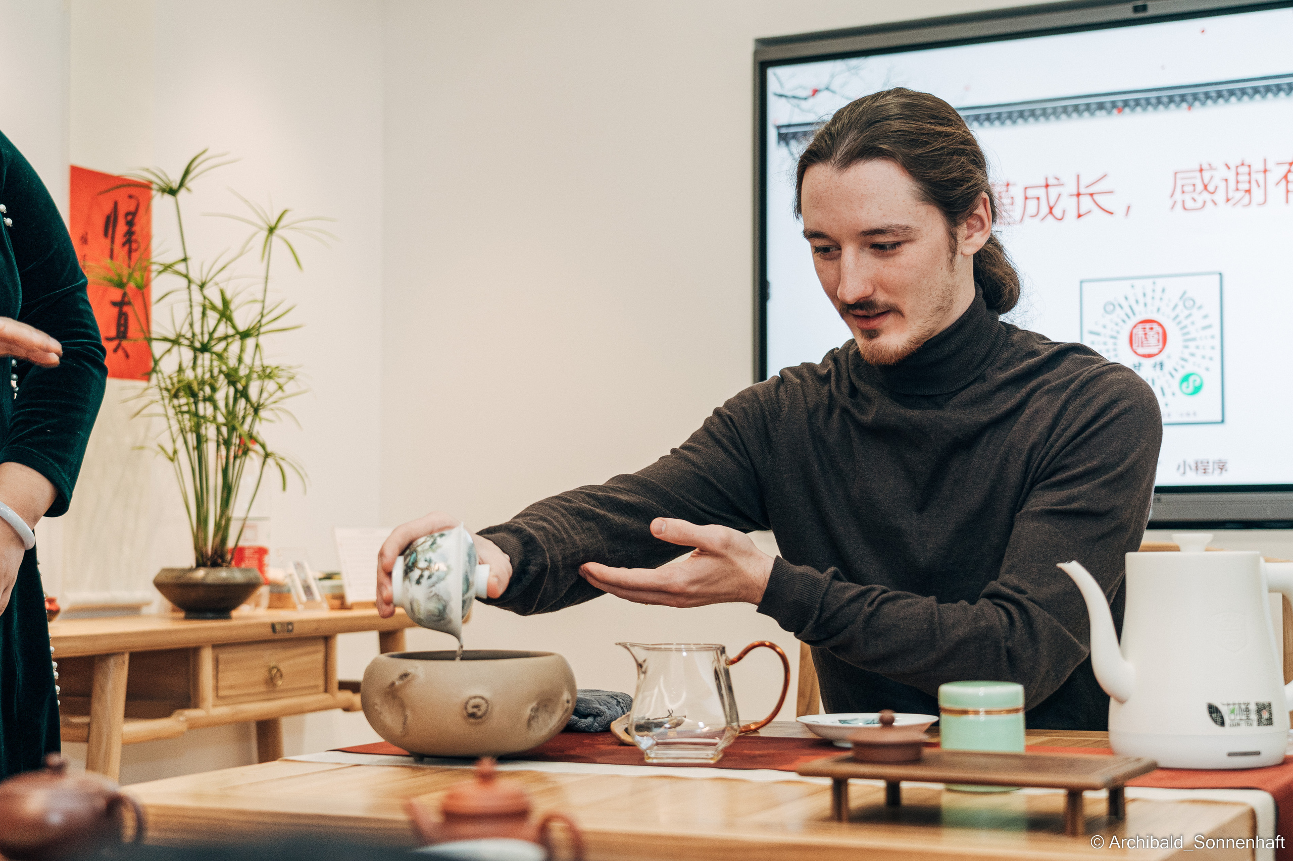 Chinese tea ceremony in Tianjin. Photographer in Guangzhou, China. Archibald Sonnenhaft