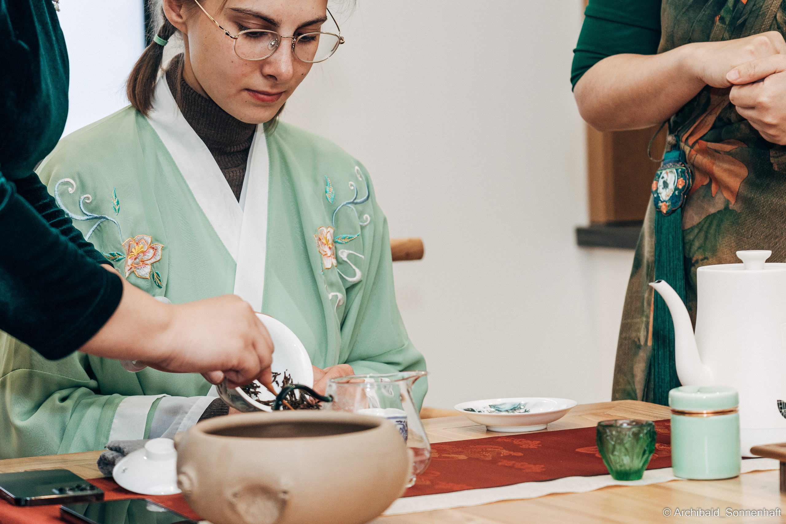 Chinese tea ceremony in Tianjin. Photographer in Guangzhou, China. Archibald Sonnenhaft
