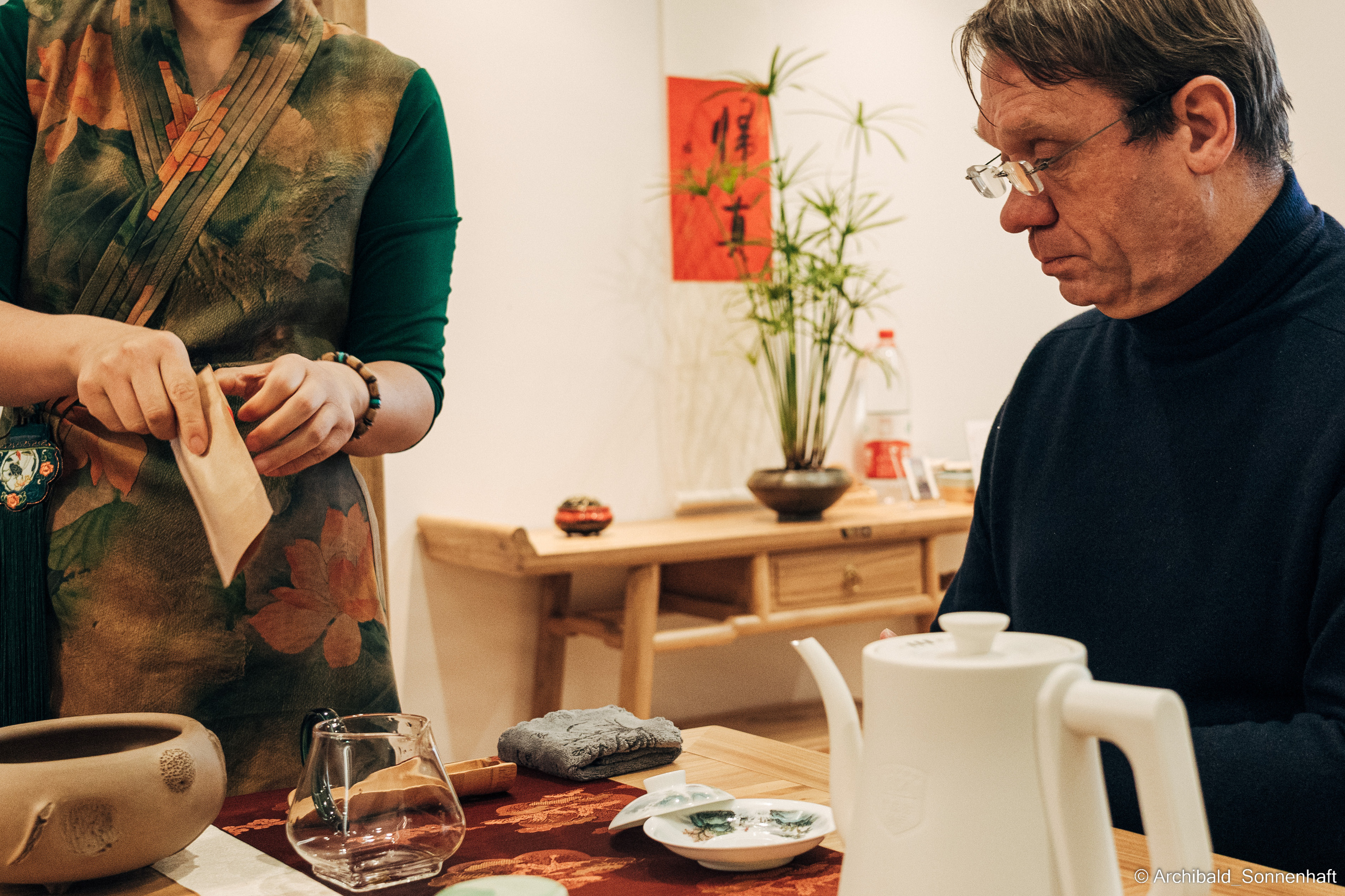 Chinese tea ceremony in Tianjin. Photographer in Guangzhou, China. Archibald Sonnenhaft