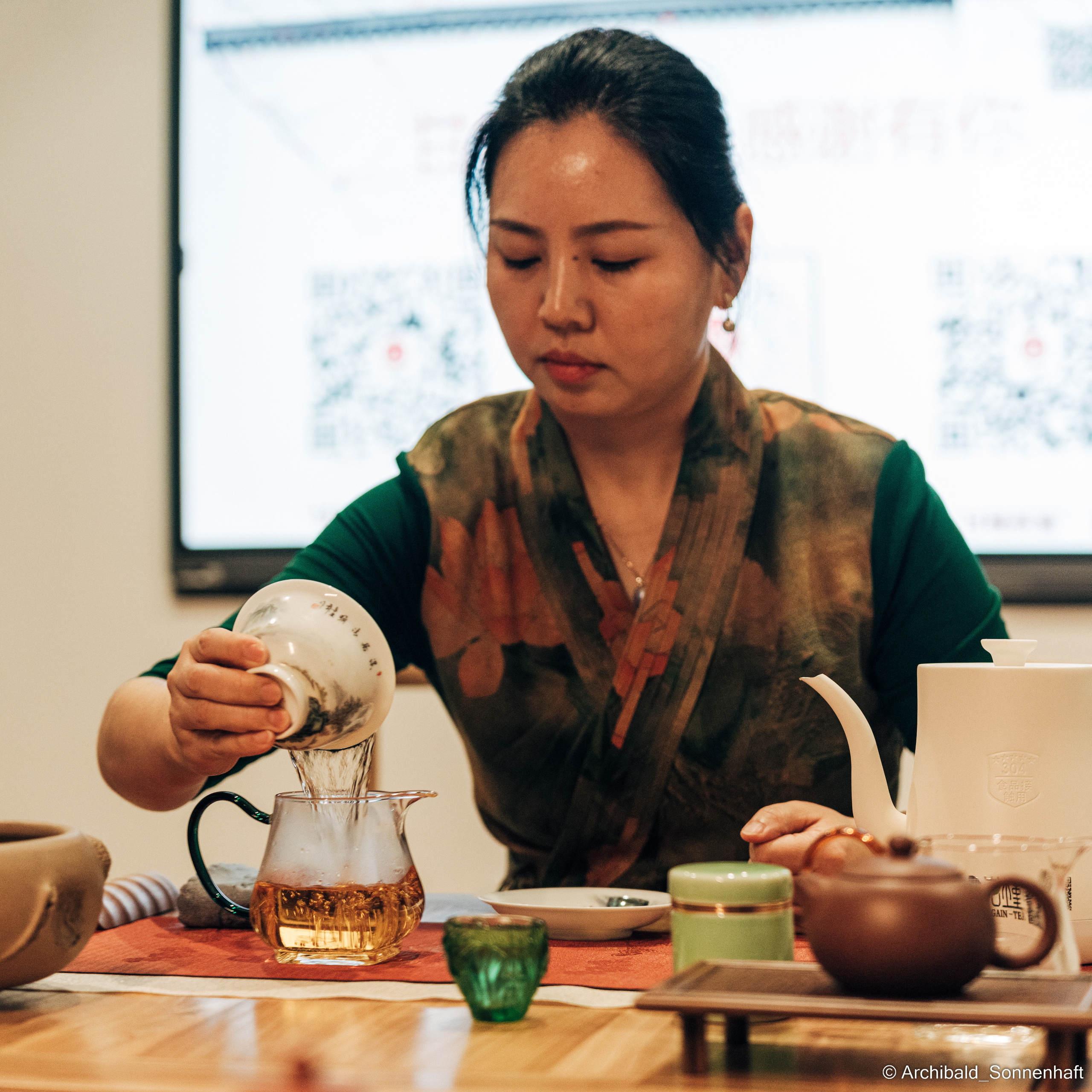 Chinese tea ceremony in Tianjin. Photographer in Guangzhou, China. Archibald Sonnenhaft