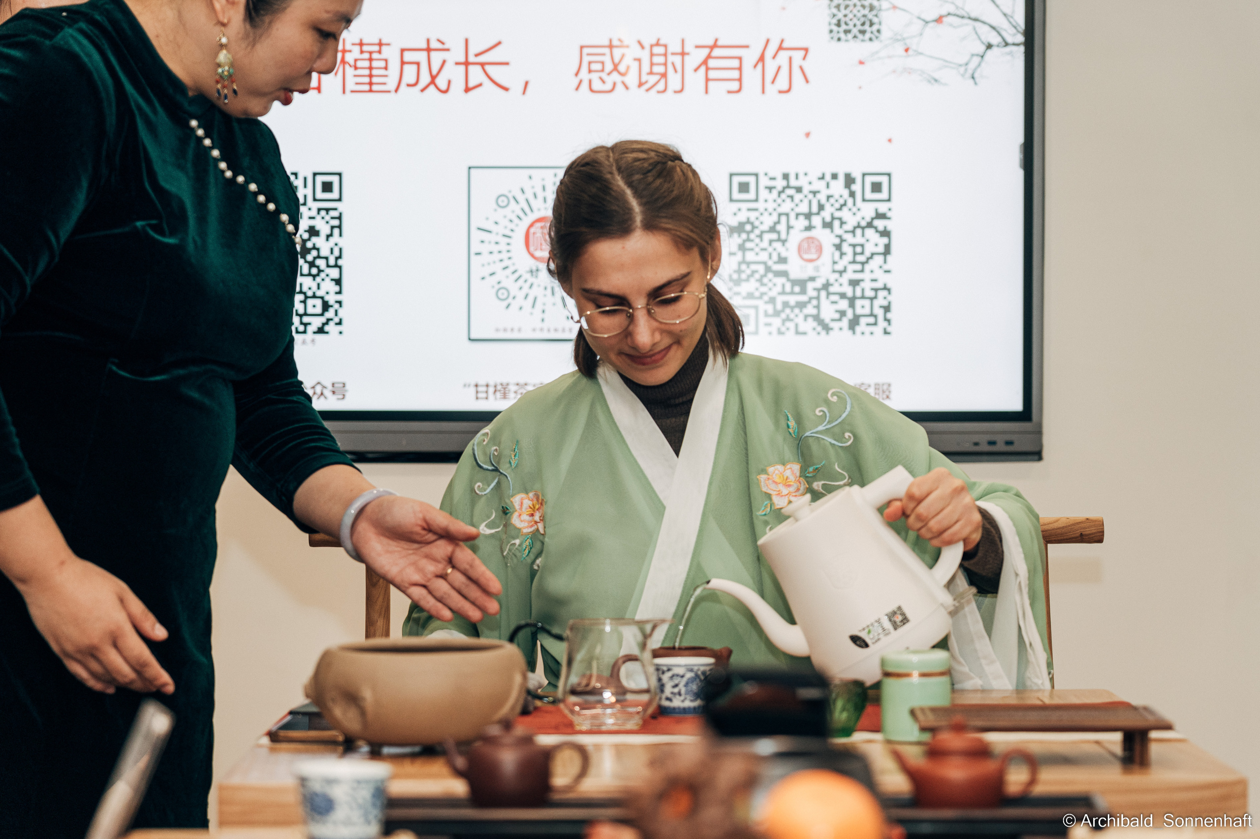 Chinese tea ceremony in Tianjin. Photographer in Guangzhou, China. Archibald Sonnenhaft