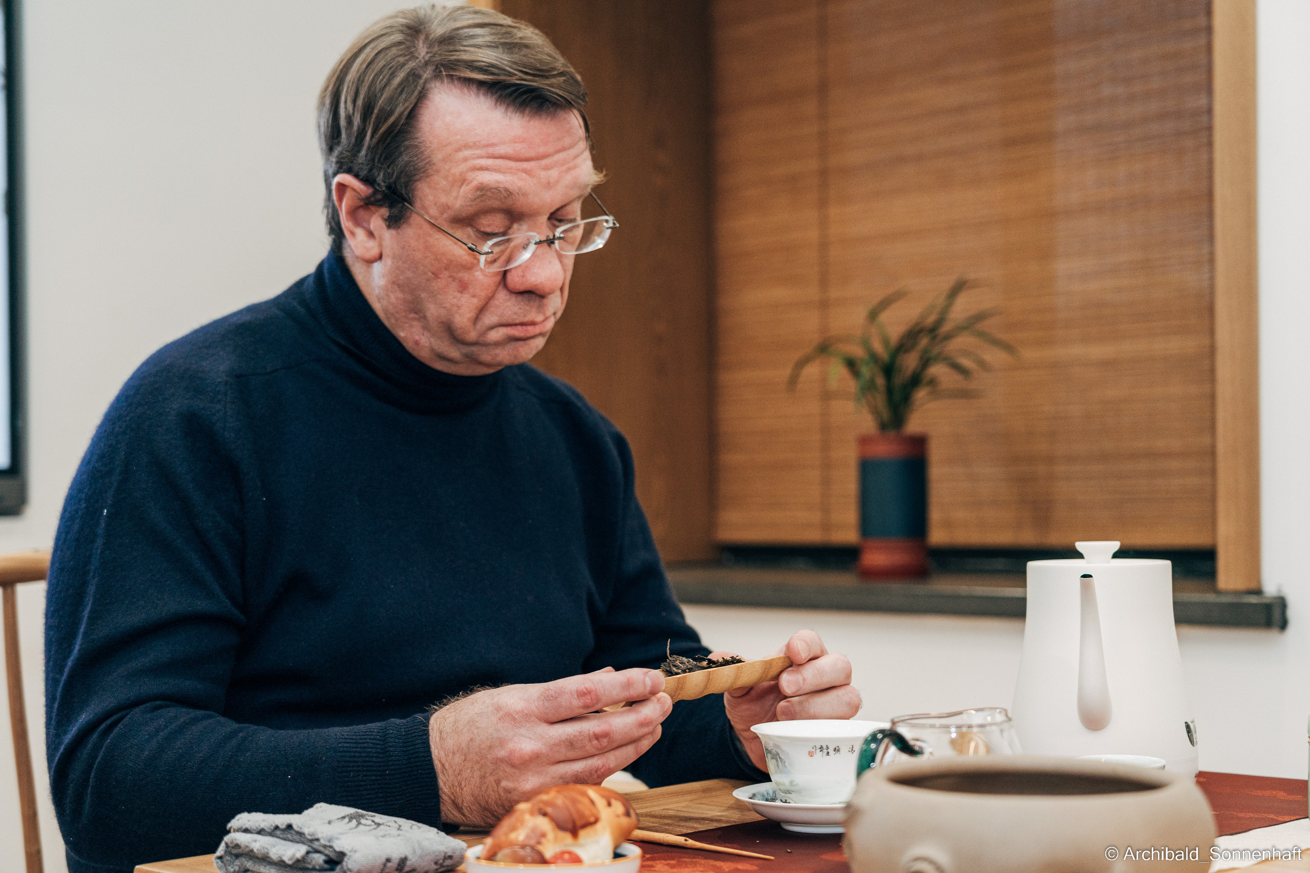 Chinese tea ceremony in Tianjin. Photographer in Guangzhou, China. Archibald Sonnenhaft