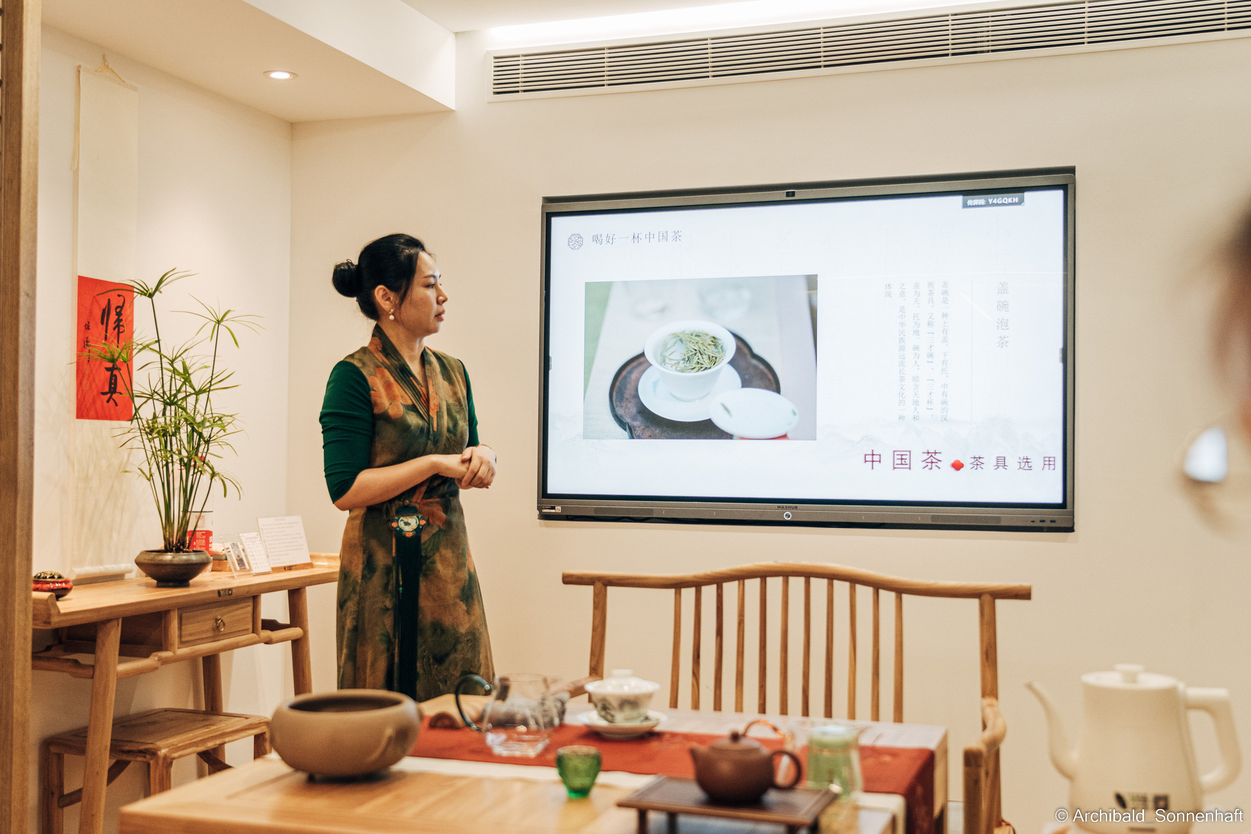 Chinese tea ceremony in Tianjin. Photographer in Guangzhou, China. Archibald Sonnenhaft