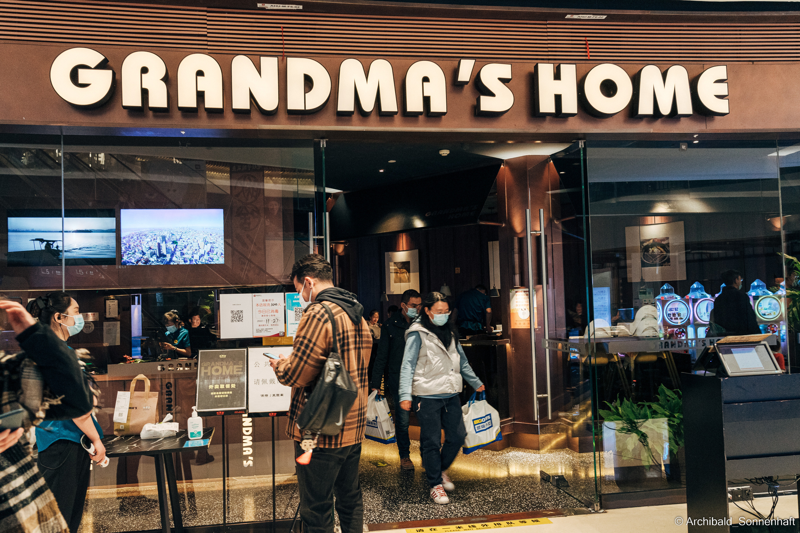 Chinese tea ceremony in Tianjin. Photographer in Guangzhou, China. Archibald Sonnenhaft