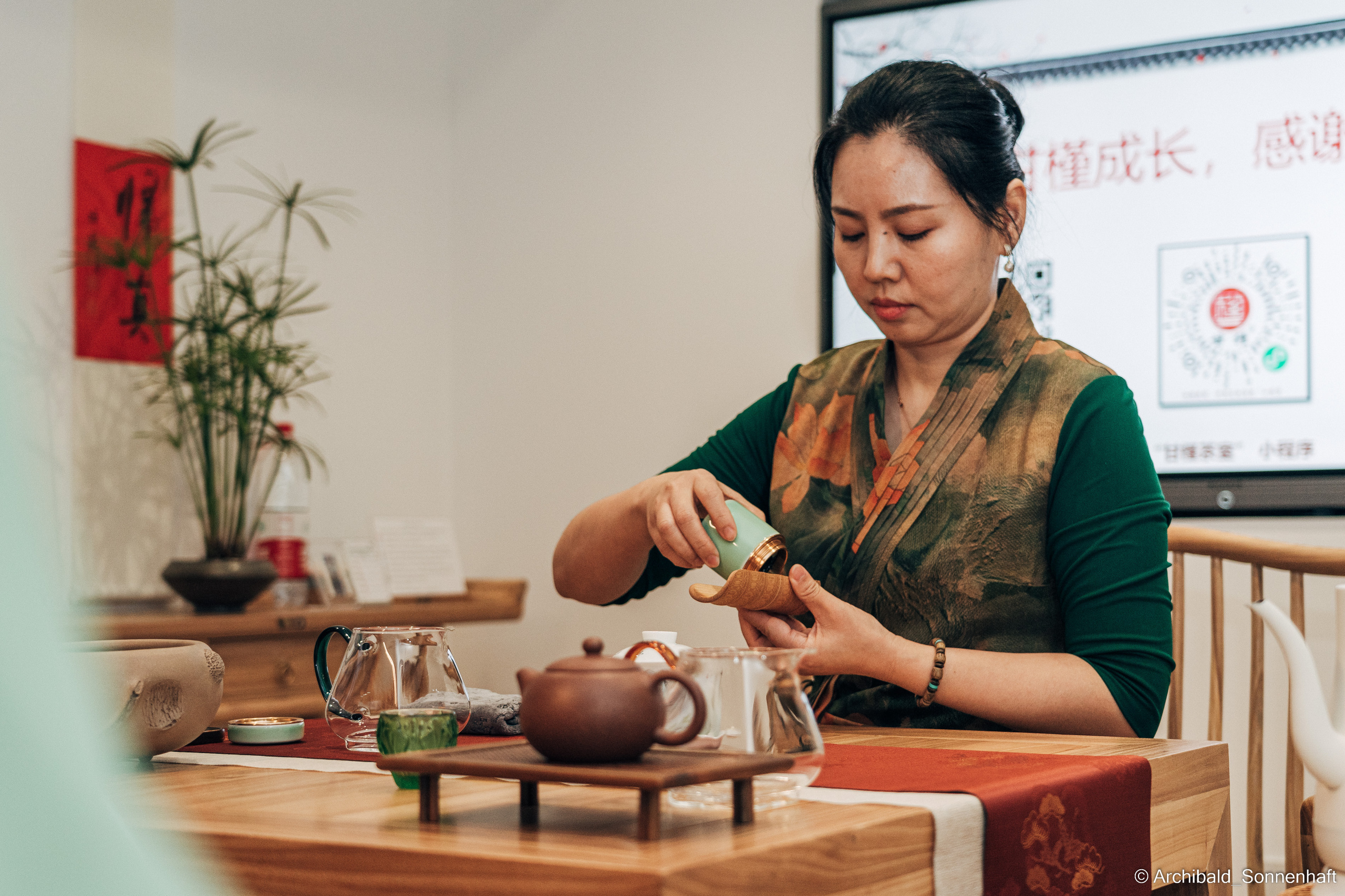 Chinese tea ceremony in Tianjin. Photographer in Guangzhou, China. Archibald Sonnenhaft