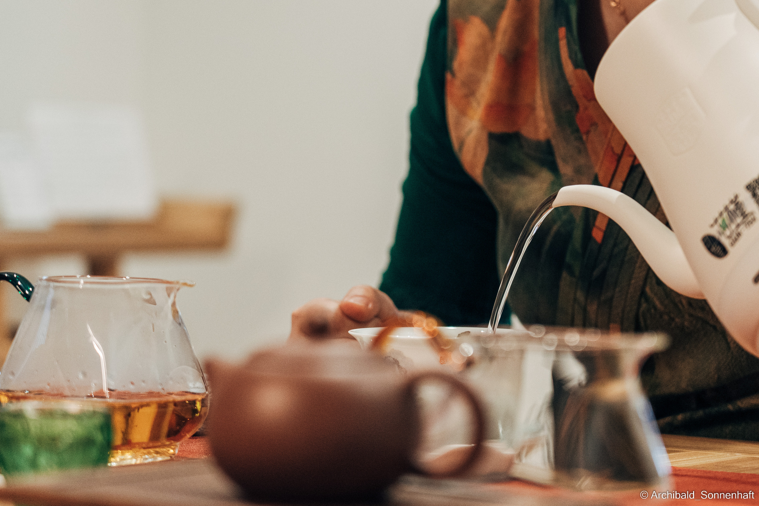Chinese tea ceremony in Tianjin. Photographer in Guangzhou, China. Archibald Sonnenhaft