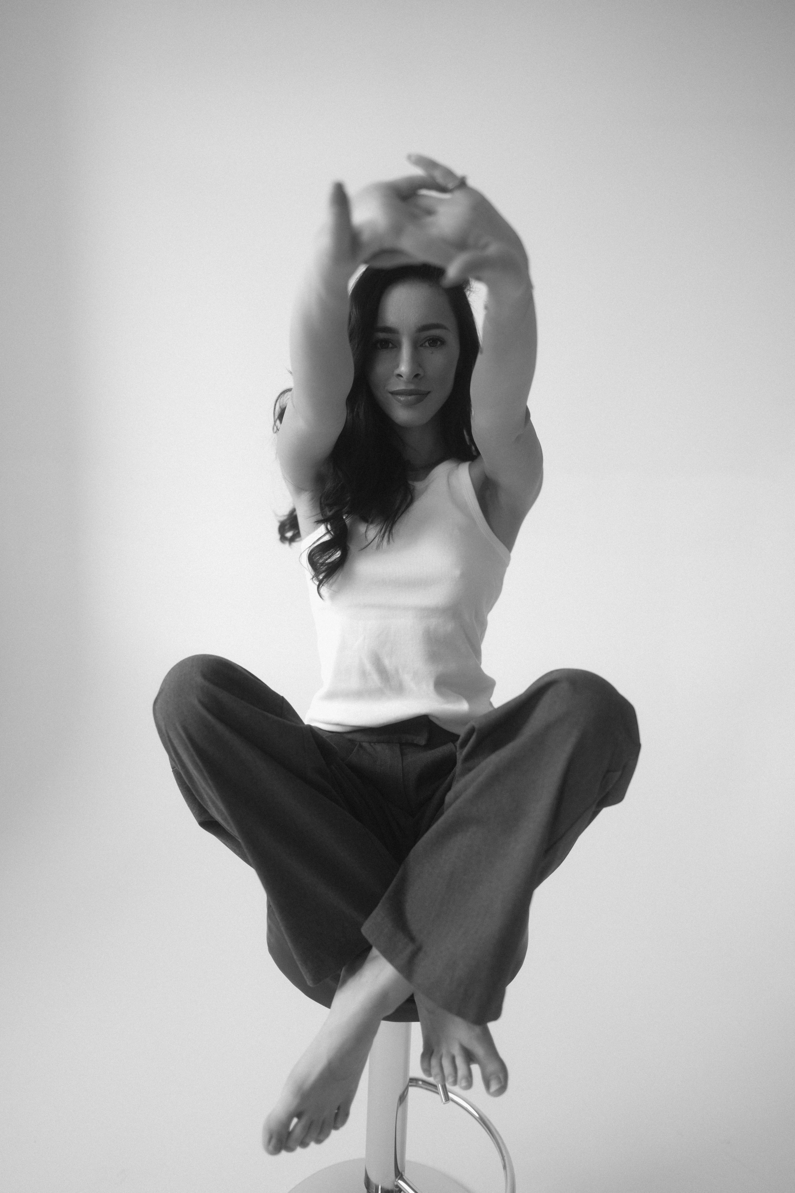 Женская портретная чб фотосессия в студии на циклораме в Казани