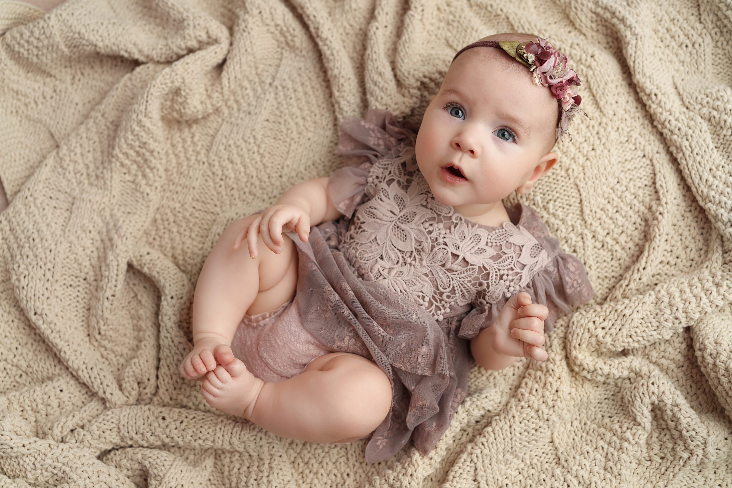 Мы фотографировали нашу дочку в 3 месяца  в детской фотостудии.