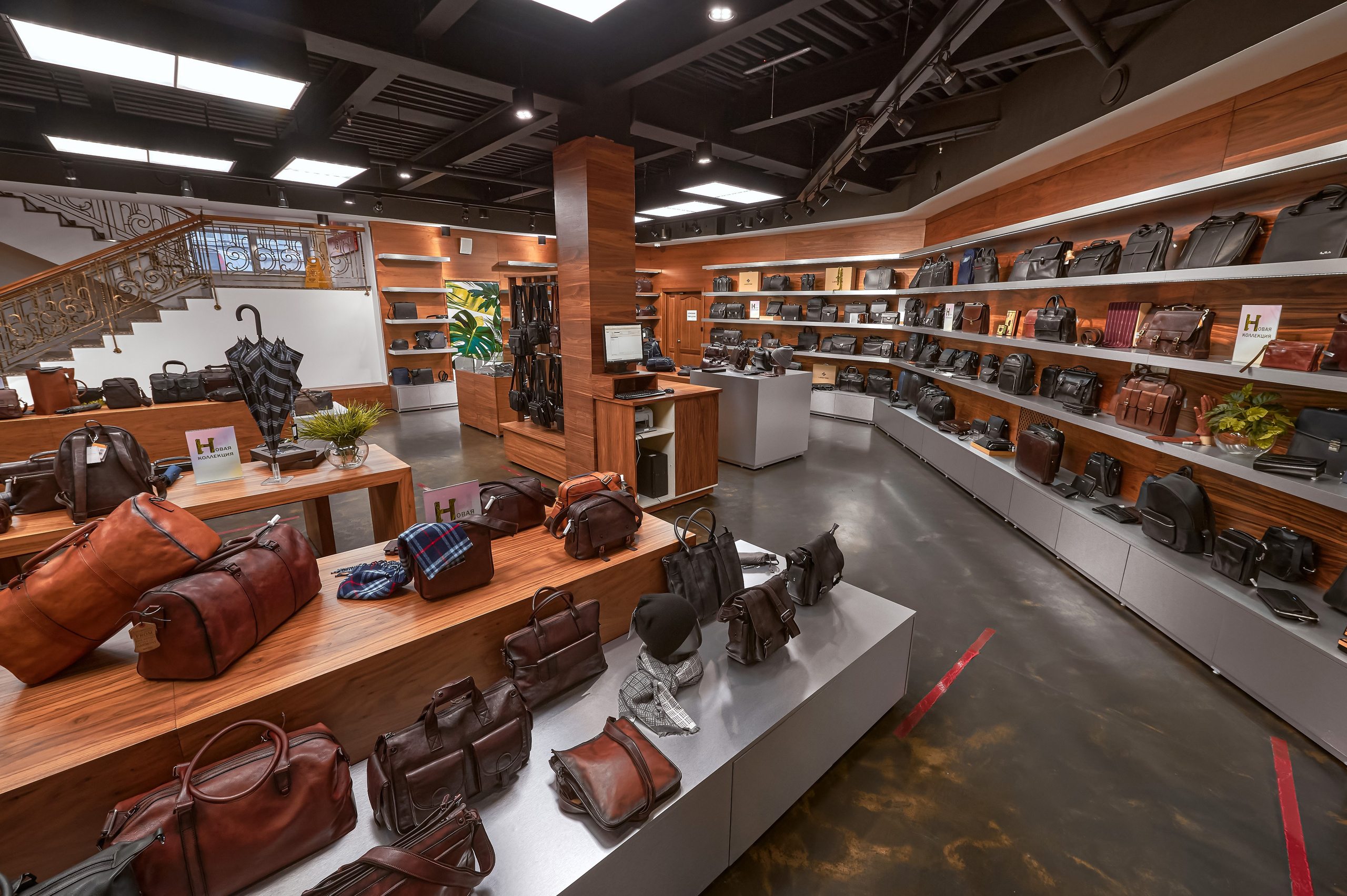 Портфолио по интерьерной и экстерьерной фотосъёмки: Мир сумок — Левый берег. Фотограф Яковлев Роман — Красноярск