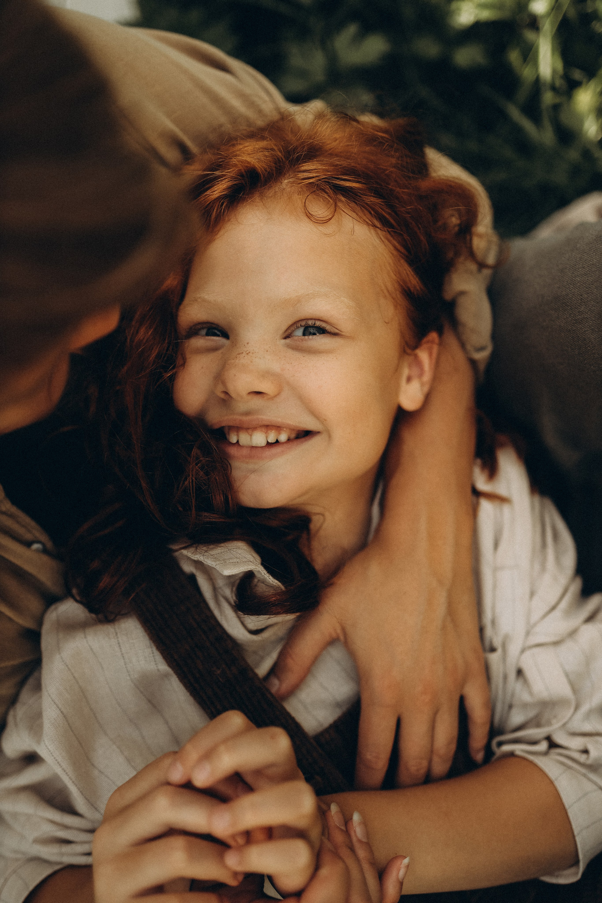 Дина и Миа в огороде. Семейный и детский фотограф в Москве Анастасия Меликова