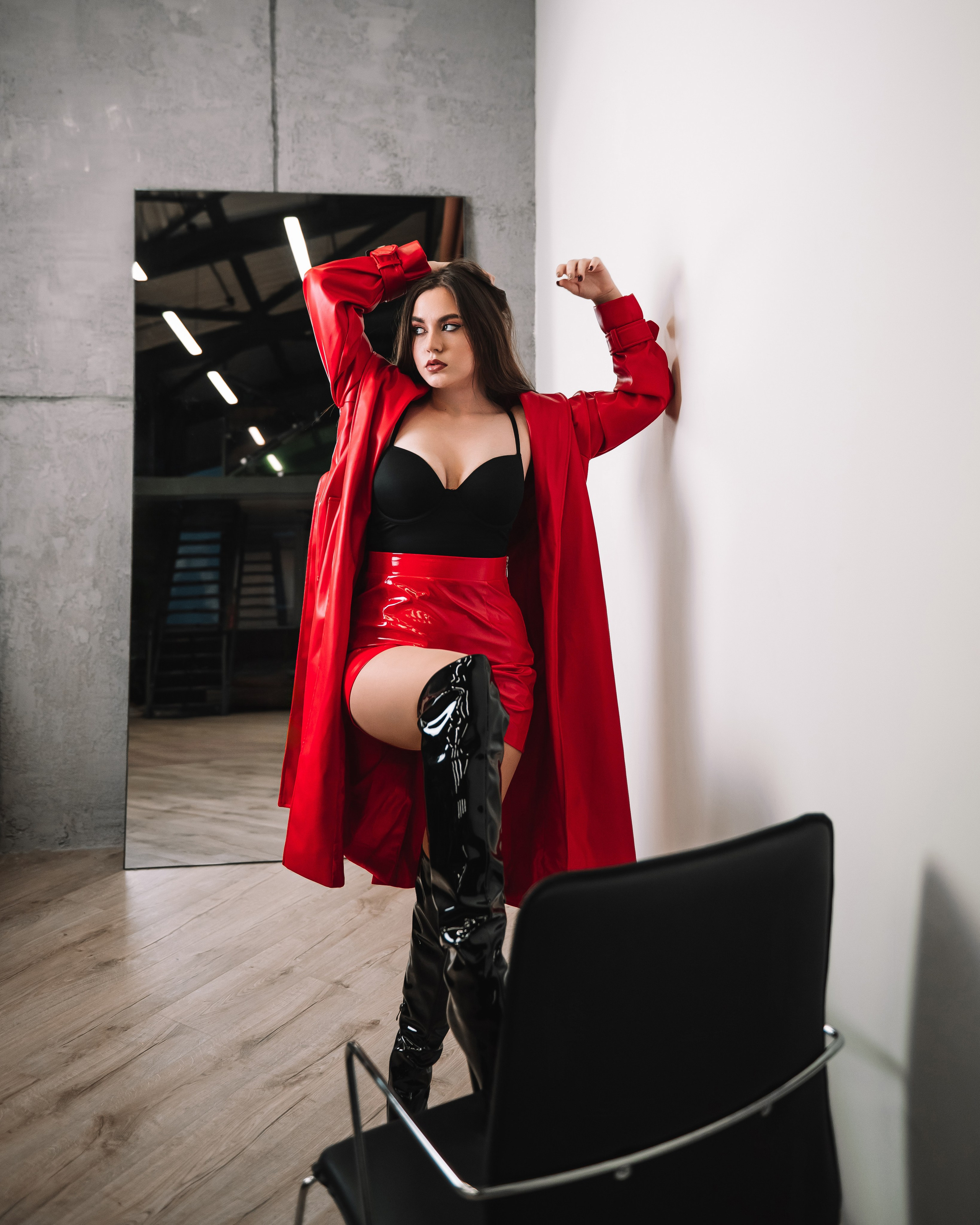 Сексуальная фотосессия в красном кожаном плаще в г. Кемерово