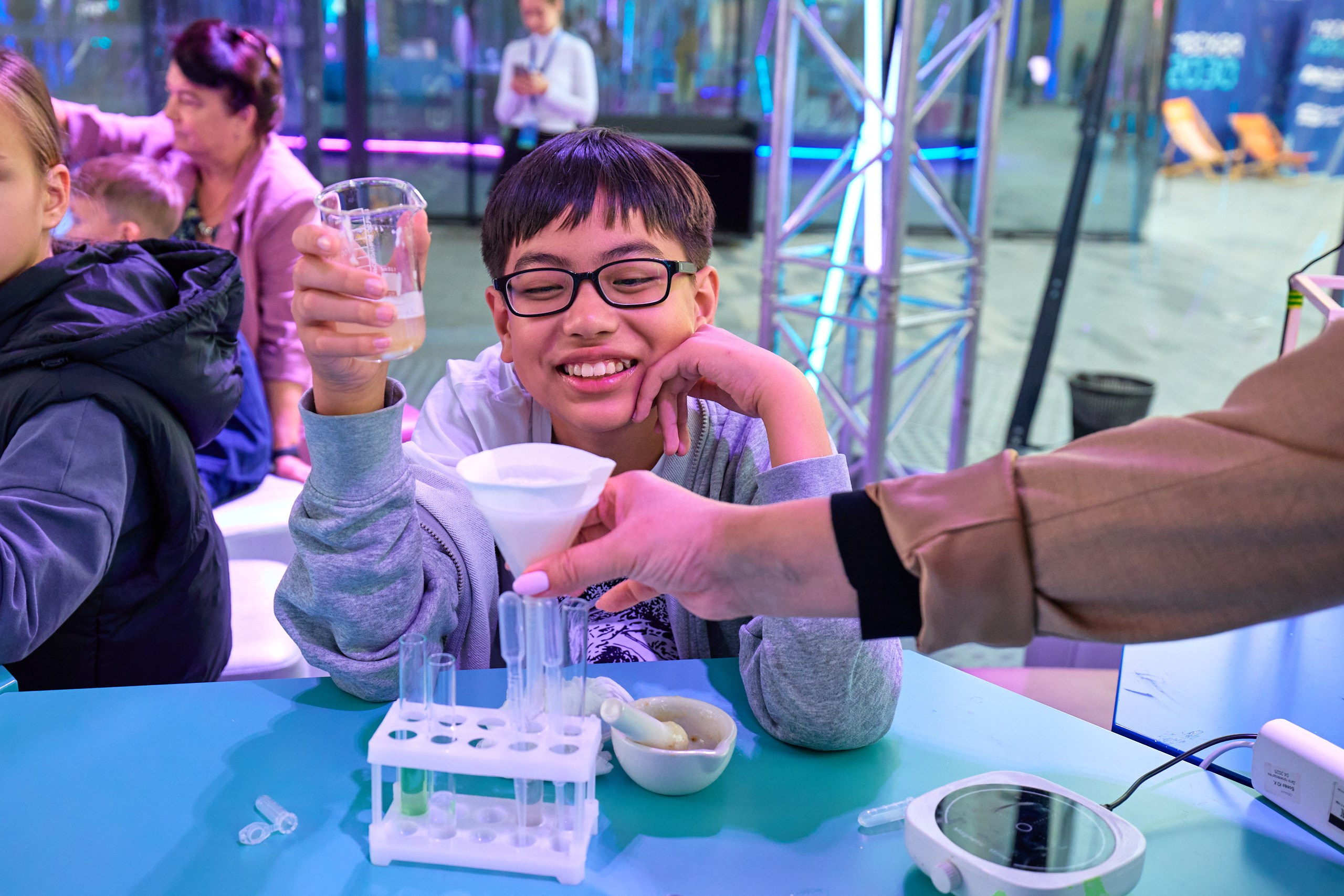 Репортаж концерта звездных исполнителей в парке Лужники Москва — профессиональная фотосъемка на сцене