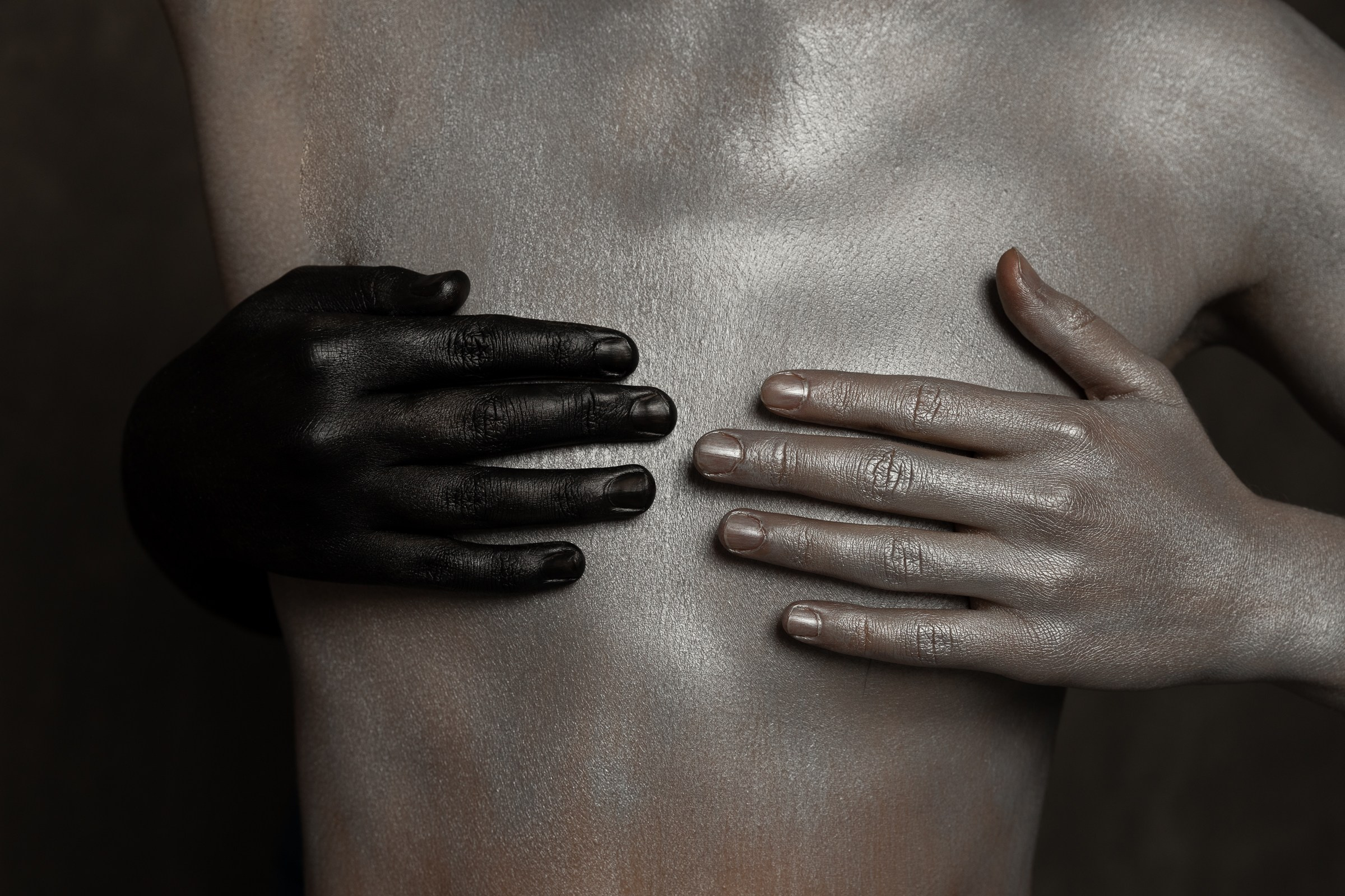 Катя съёмка в студии с чёрными руками. Алексей Торопов фотограф