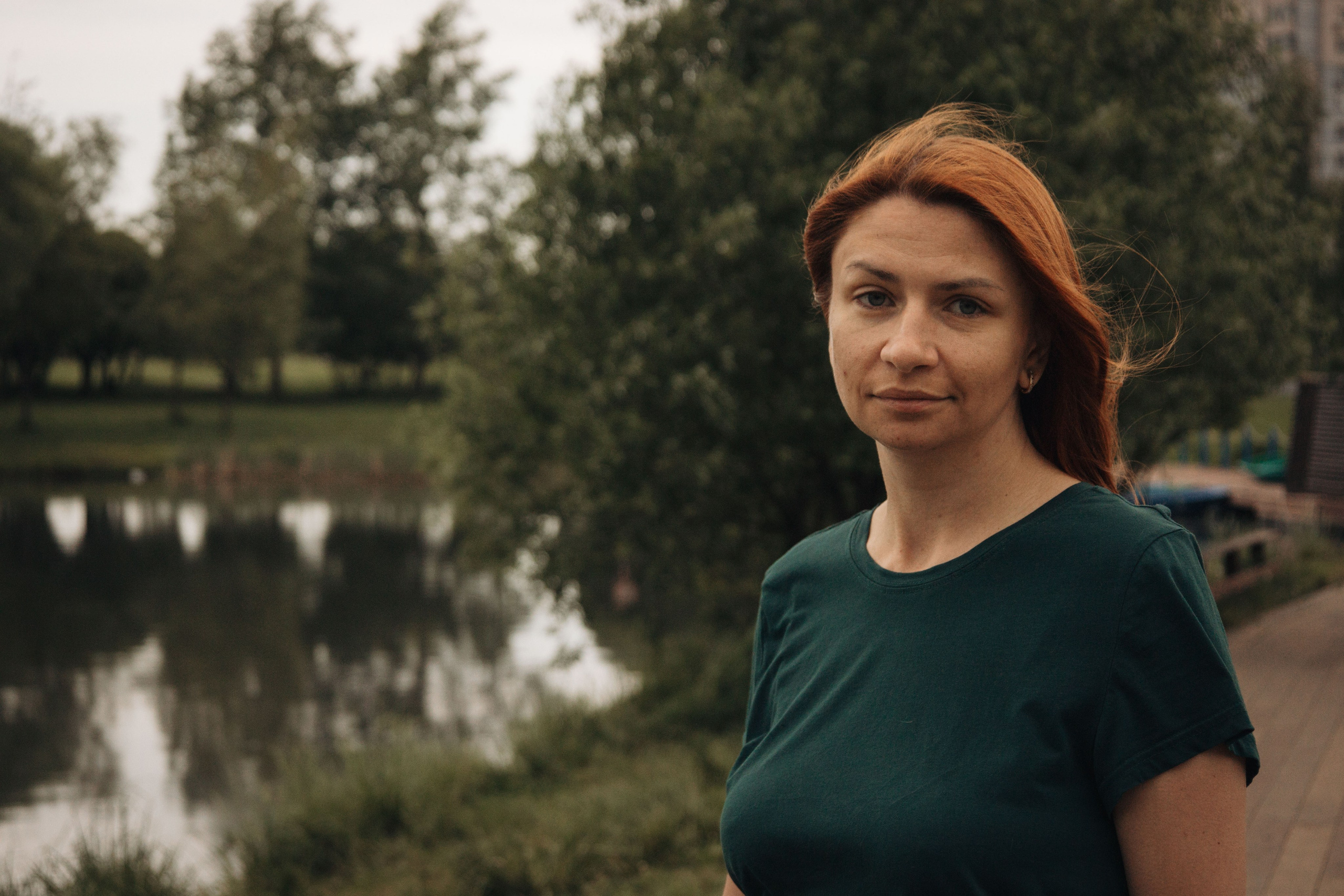 Моя маленькая спутница: Банни и Настя в Южнобутовском парке. Фотограф-анималист в Москве Екатерина Тихонова