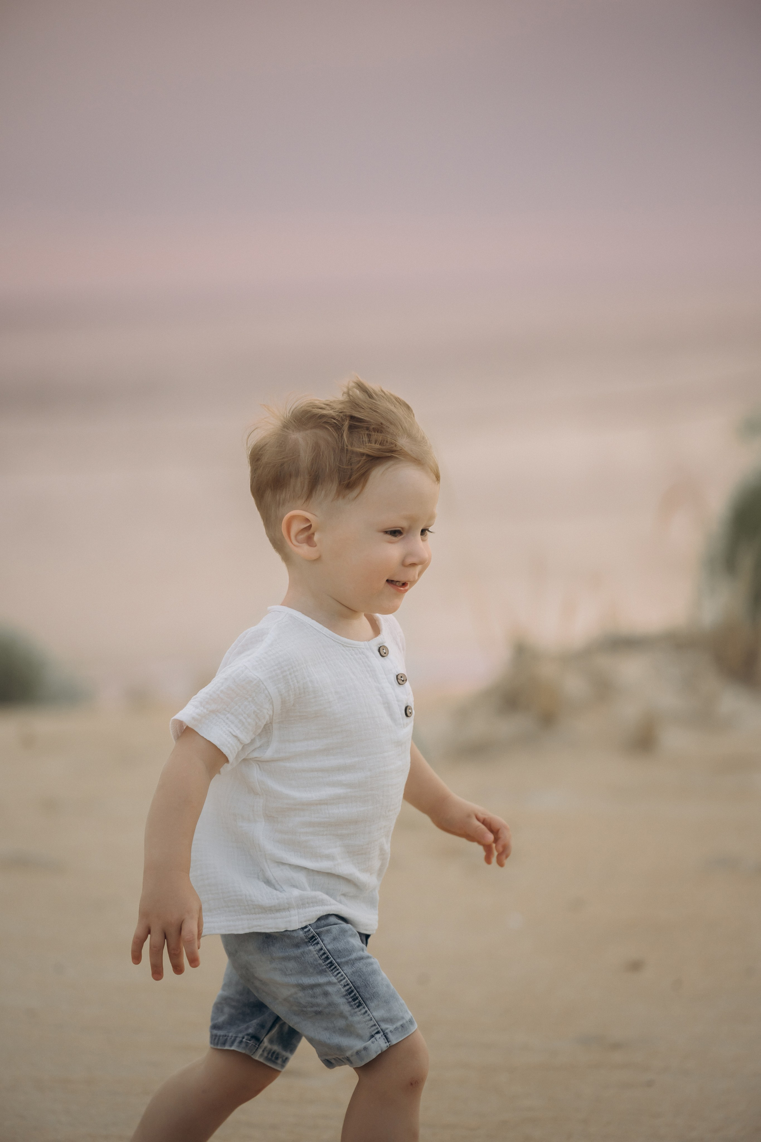 Веселые брызги: фотограф Голубицкая засняла, как папа поднимает сыновей над водой, а мама фотографирует  