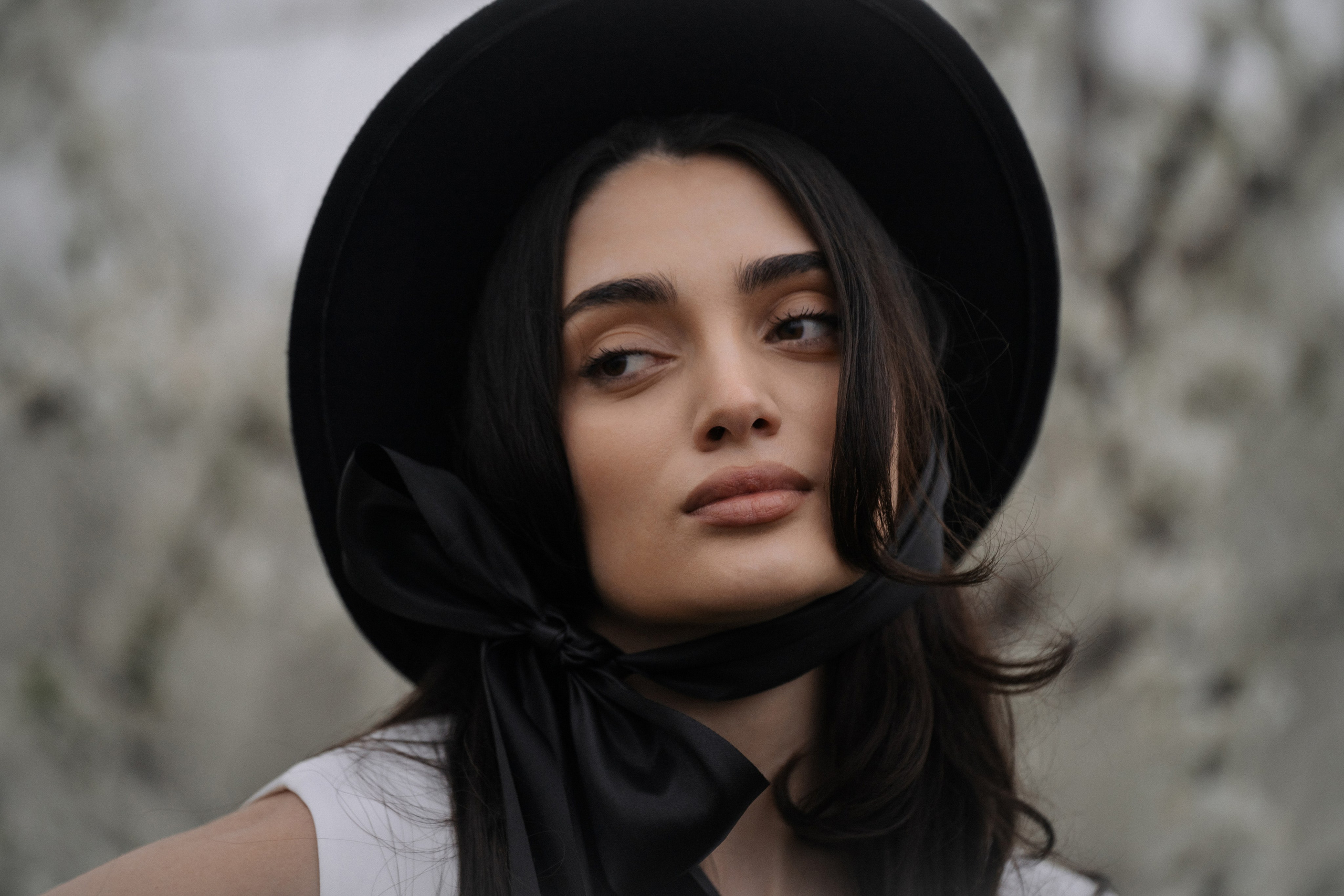 Нежная фотосессия девушки в цветущем саду Анапы