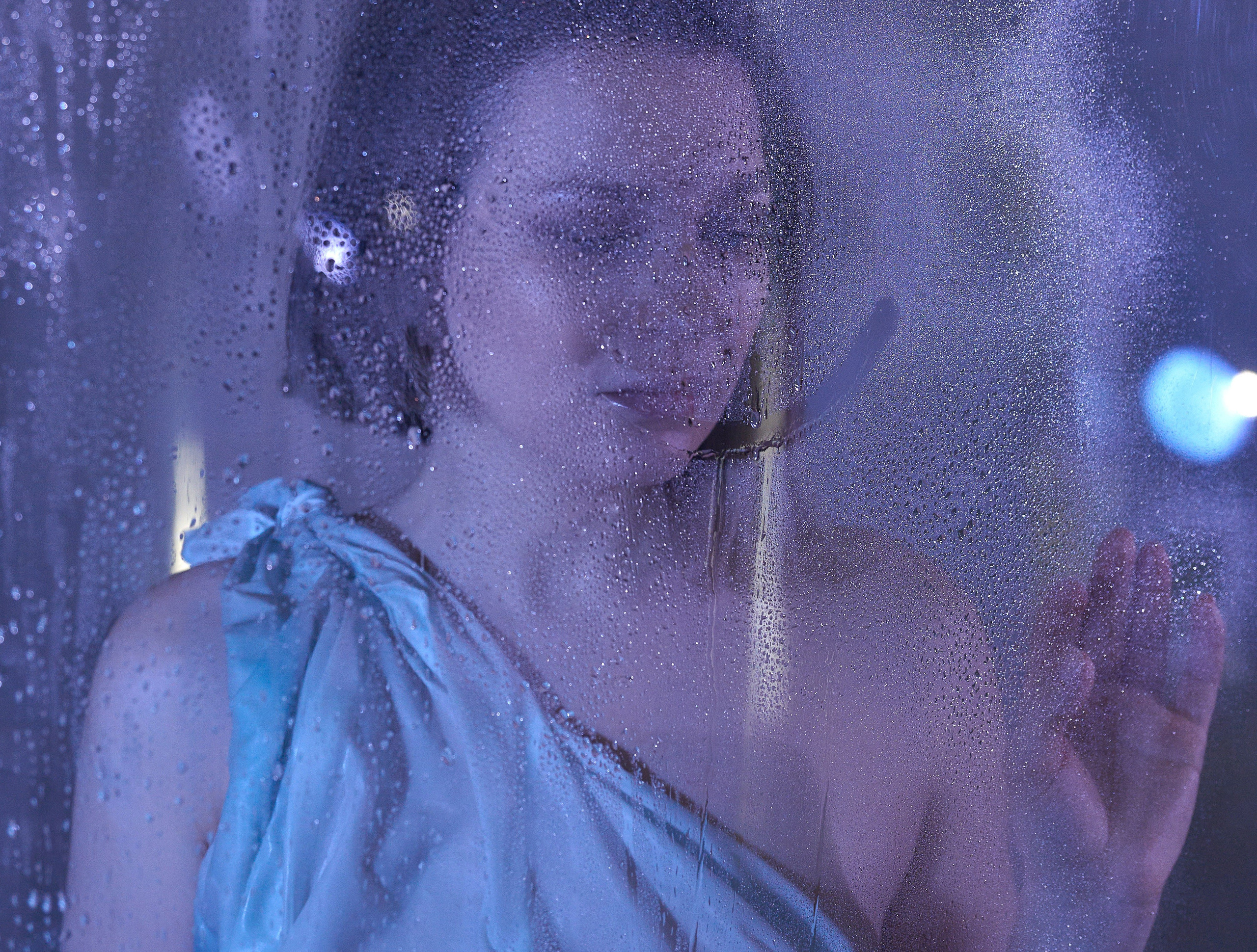 Фотосессия Ксении в декорациях «Лед» со стеклянным кубом