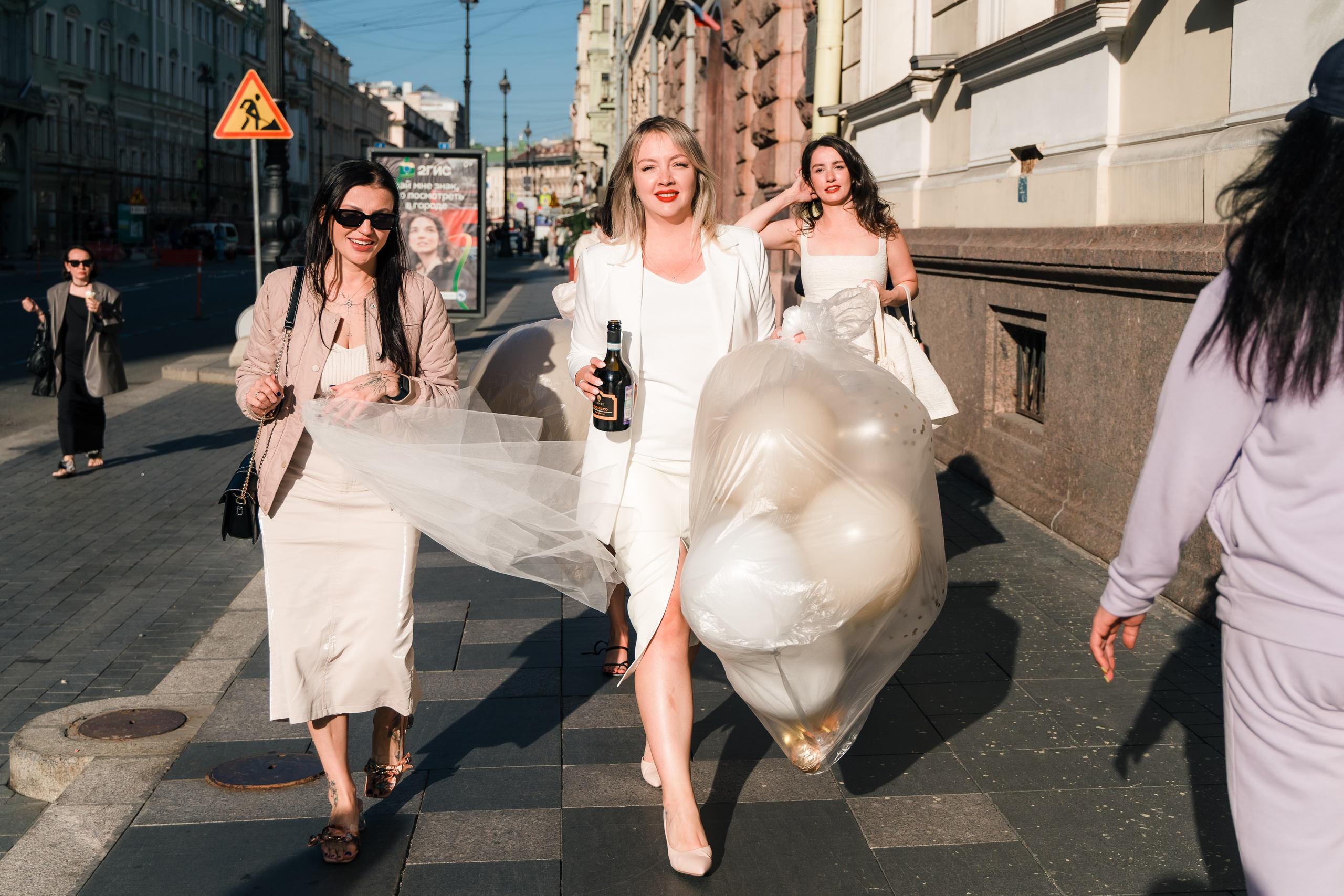 Фотосъемка девичника, встреча девушек, веселые женские портреты