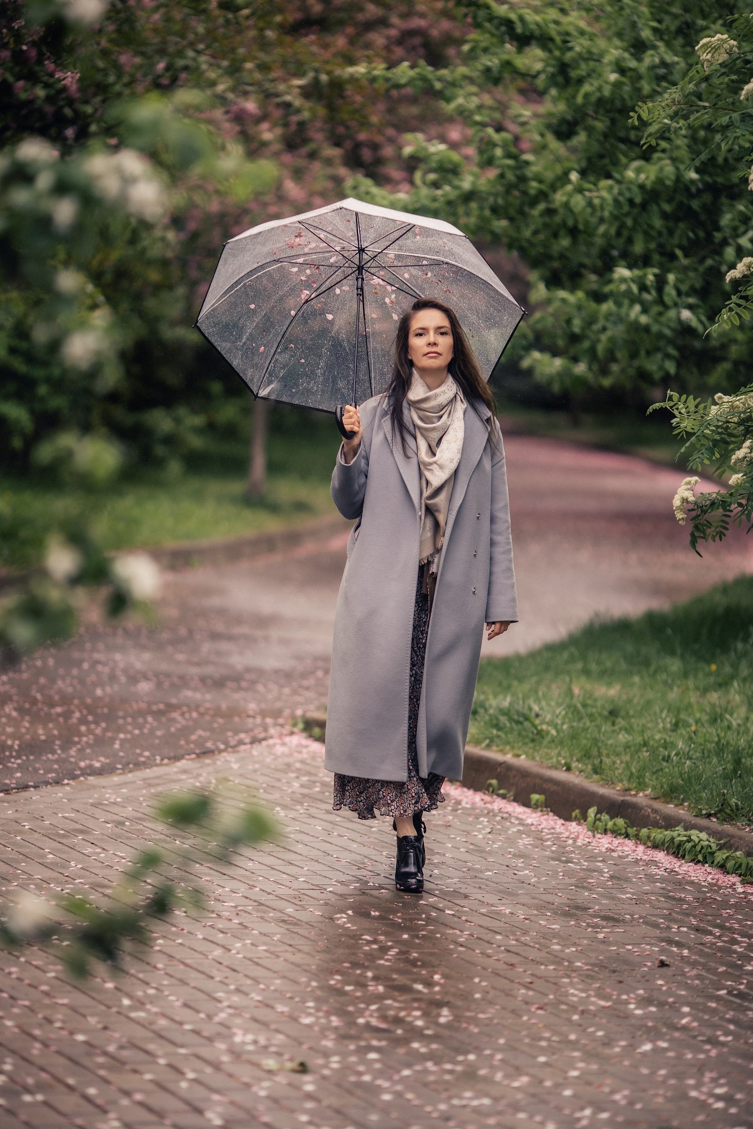 Дождливый яблоневый сад с Лизой. Фотограф в Москве Наталья Спиридонова