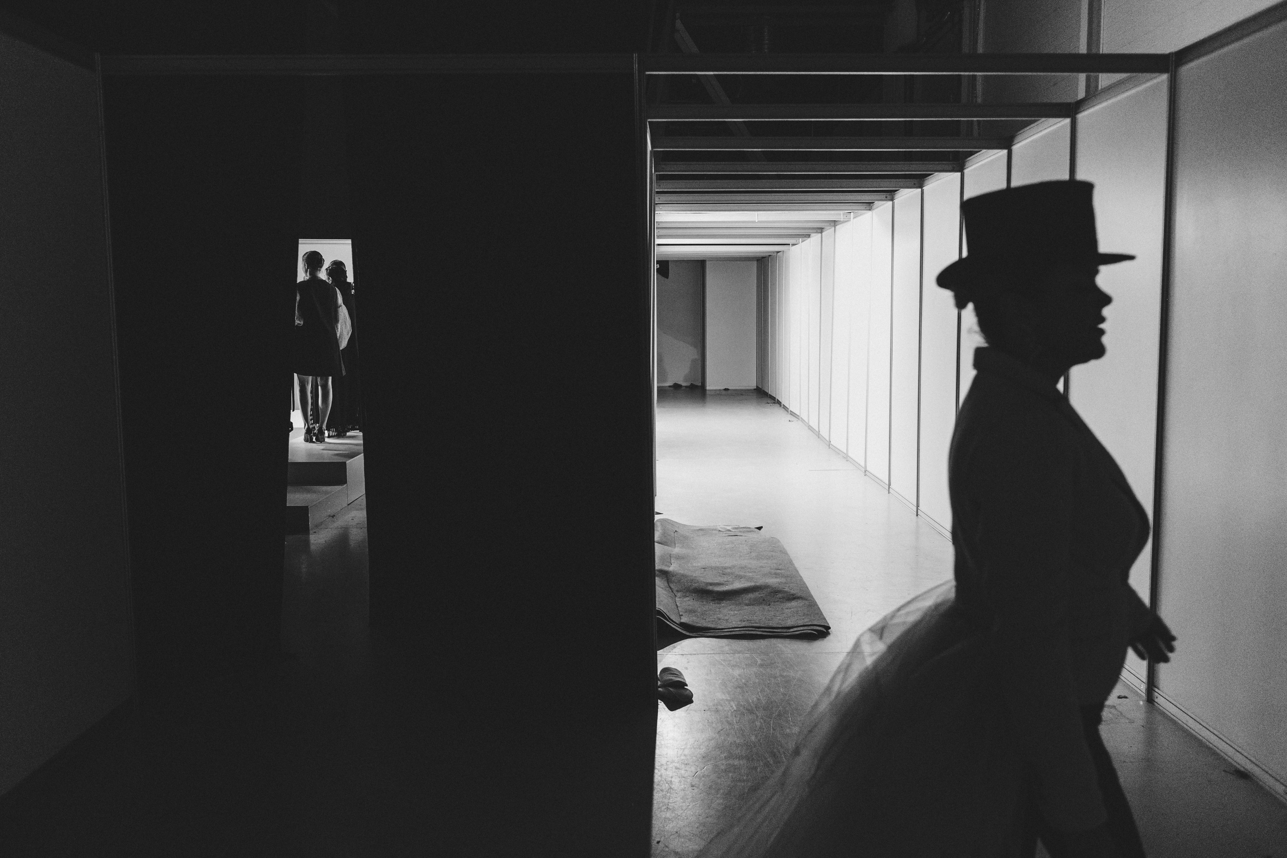 силуэт женщины в цилиндре на голове