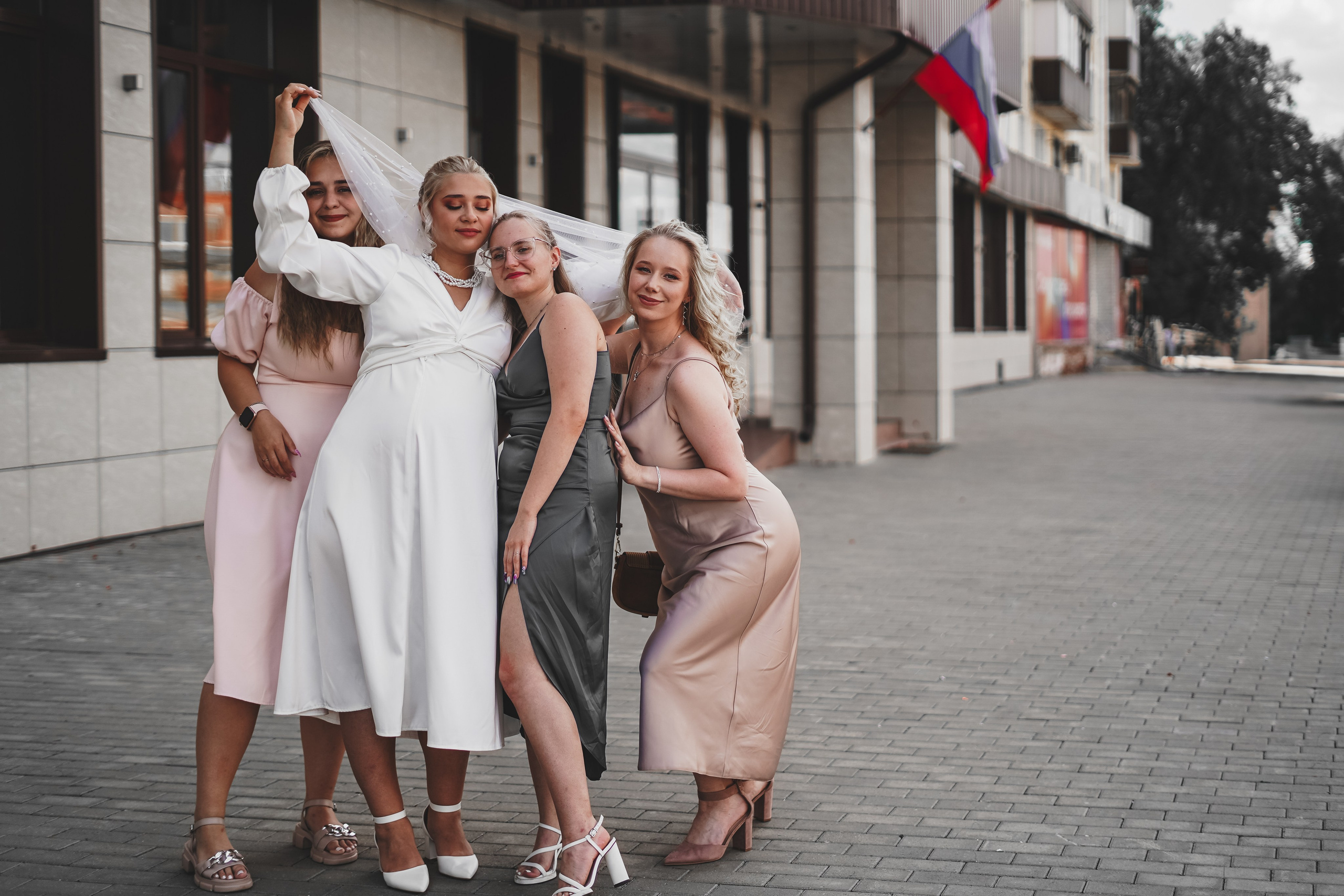 Невеста возле загса с подружками
