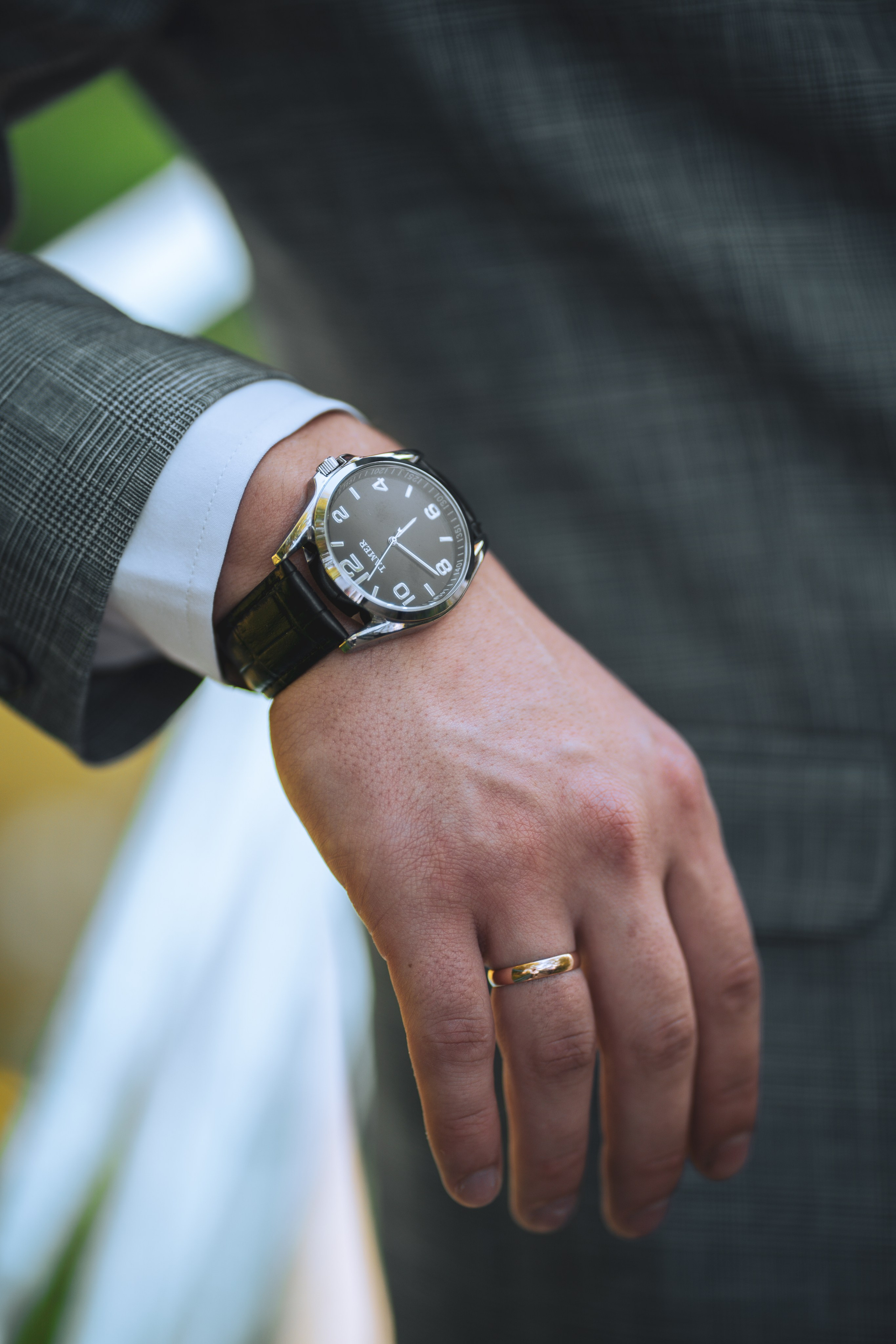 Обручальное кольцо на руке жениха