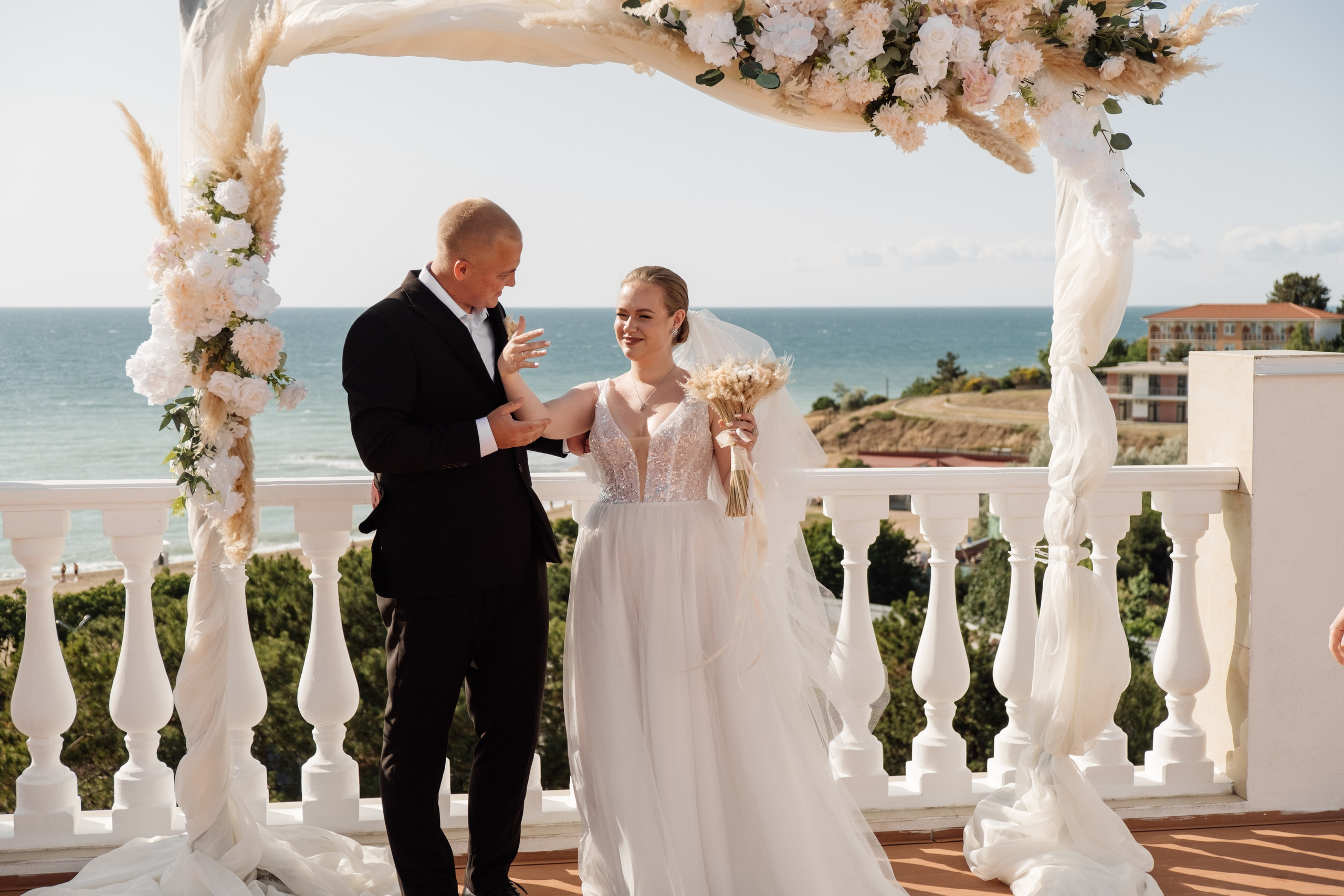 Свадебный ретопртаж. Профессиональная фотосъемка в Крыму. Натуральные эмоции и живые кадры. Забронируйте дату прямо сейчас!