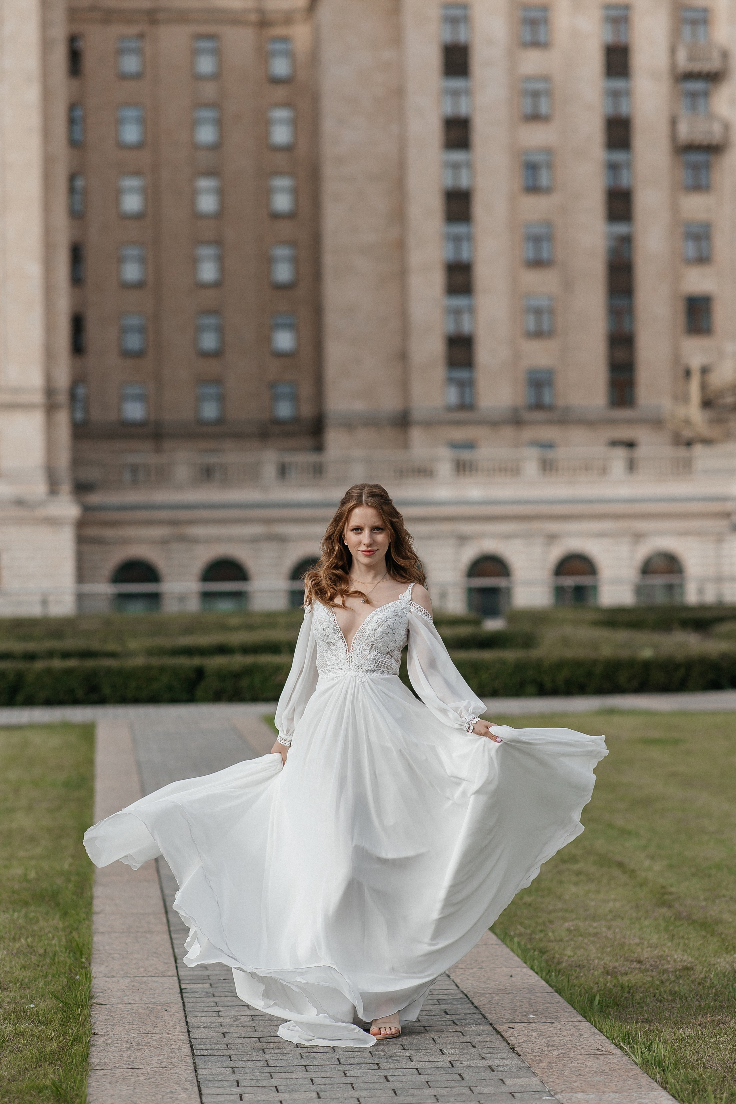 Свадебная фотосессия у гостиницы Украина. Свадебный фотограф в Москве Дарья Олендарёва