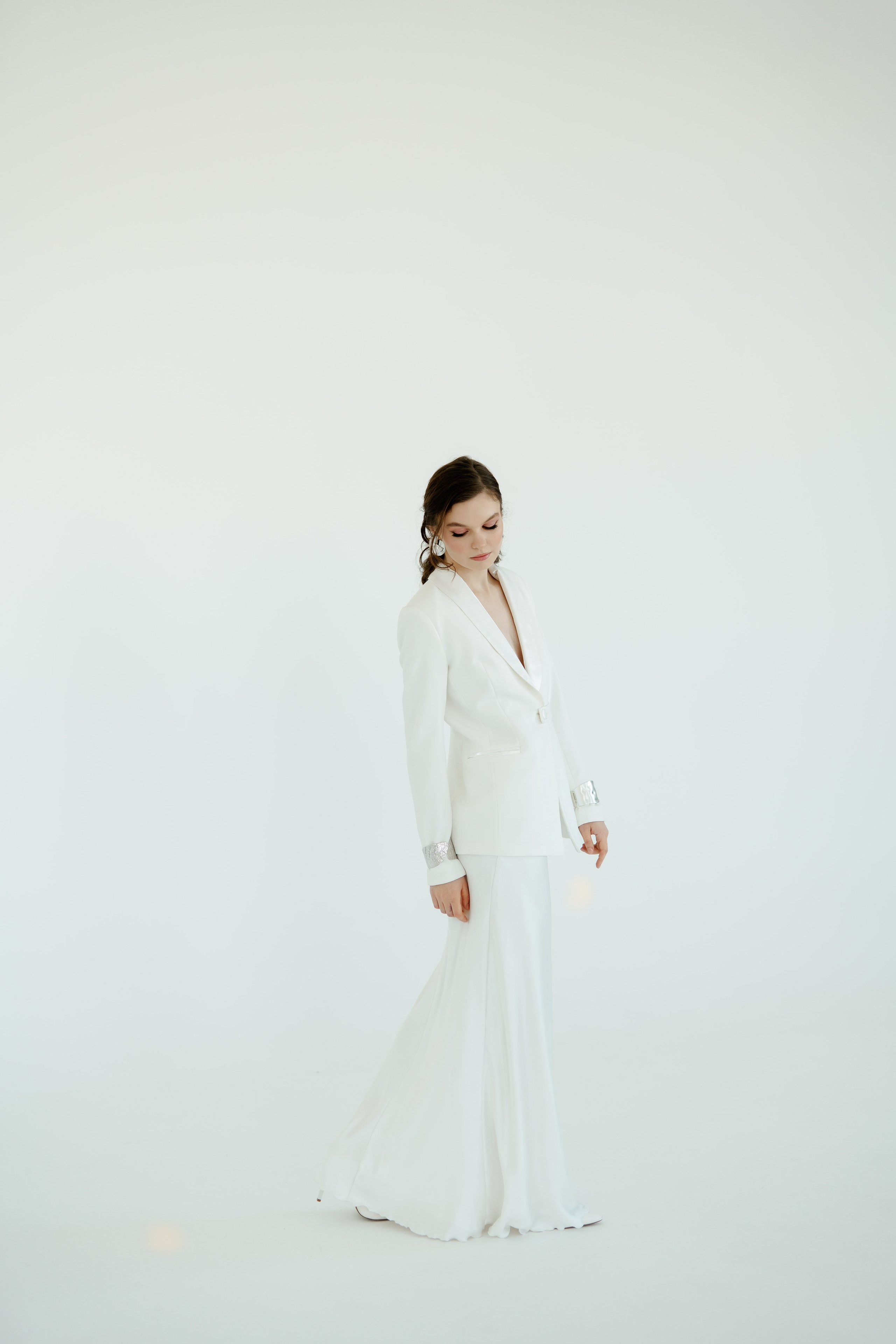 Фотосъёмка свадебных платьев в студии для контента. Портреты студия Москва. Модельные тесты. Lovestory студия в Москве. Женсий фотограф