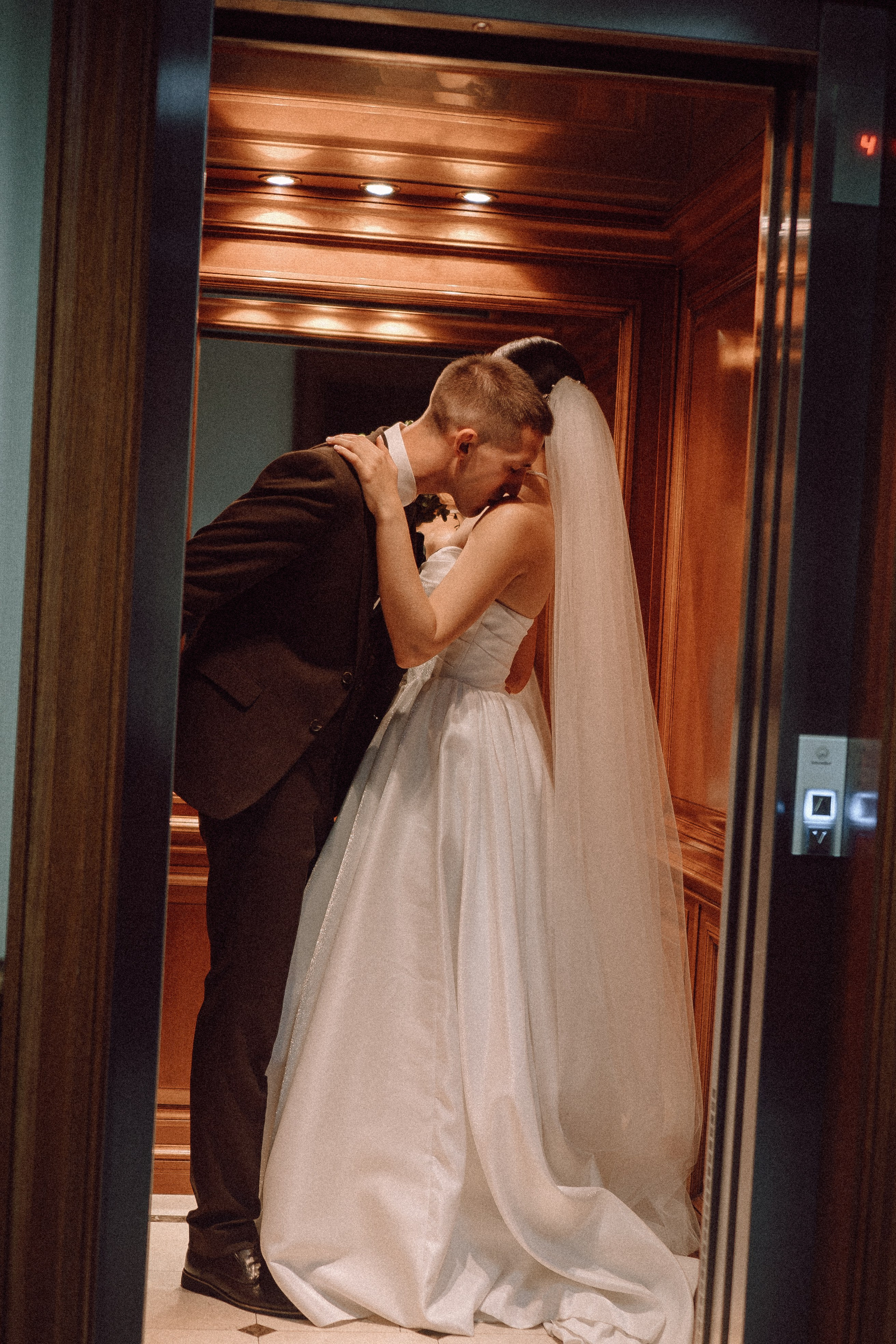 СВАДЕБНАЯ ПРОГУЛКА В САНТК-ПЕТЕРБУРГЕ (ИСАКИЕВСКИЙ СОБОР, ЗИМНЯЯ КАНАВКА, ЭРМИТАЖ И БОЛЬШАЯ МОРСКАЯ УЛИЦА). Профессиональный фотограф, Санкт-Петербург — Виктория Богомолова