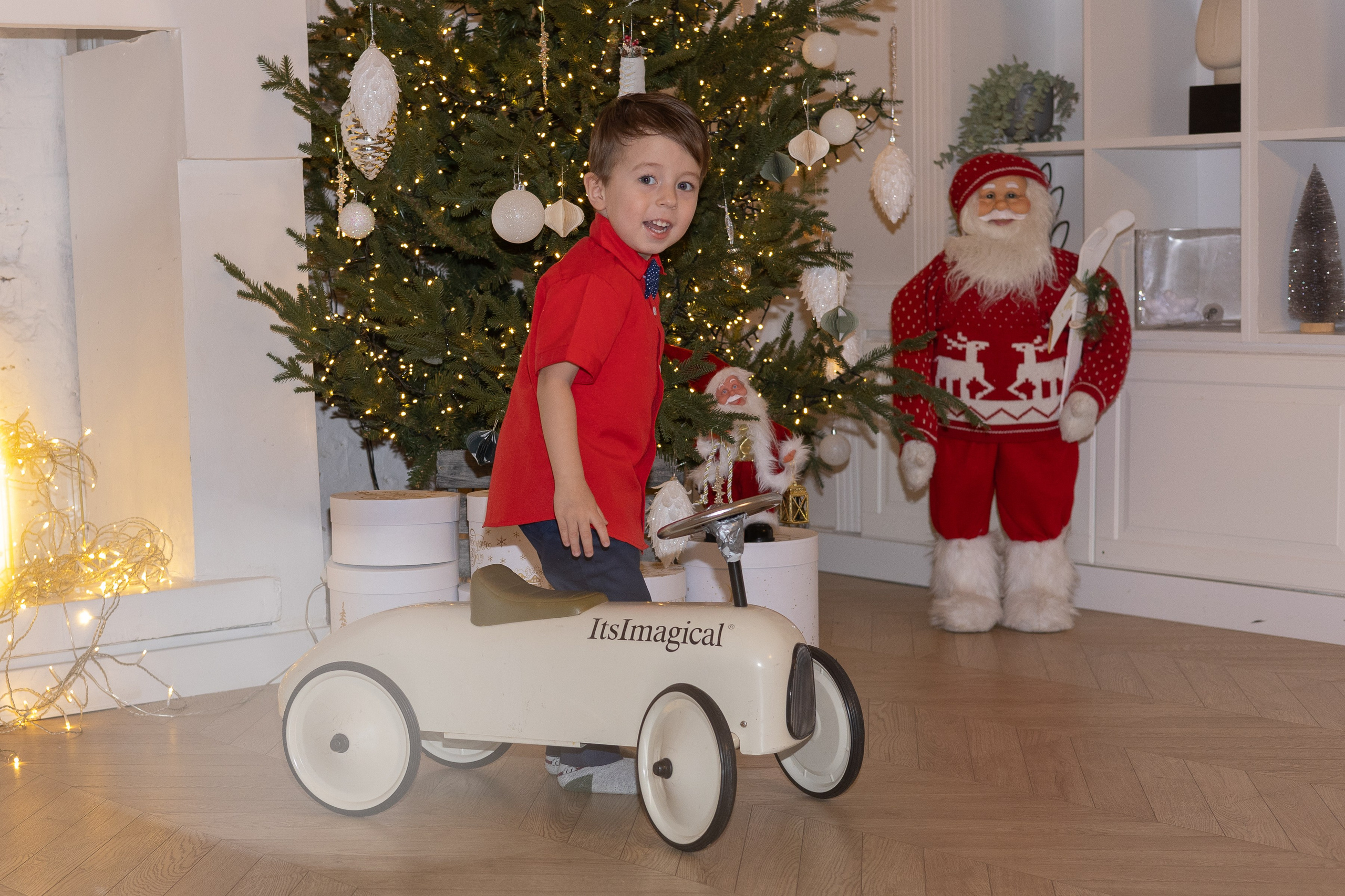 Детская новогодняя фотосессия в студии Ижевска для озорного Данила