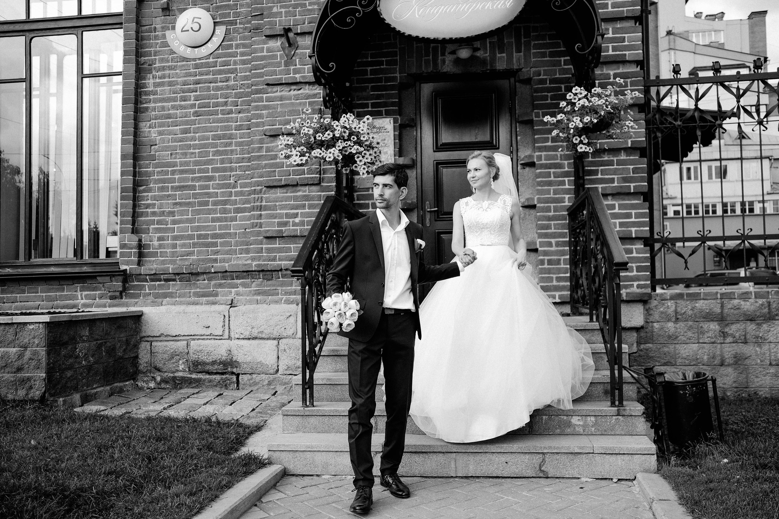 Свадебное фото жениха и невесты возле ресторана НСК