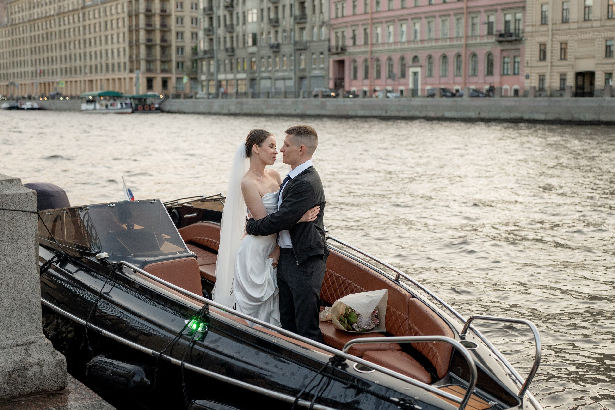 Красивые места для свадебной фотосессии летом в Санкт-Петербурге. Свадебный фотограф Александр Невский в Санкт-Петербурге