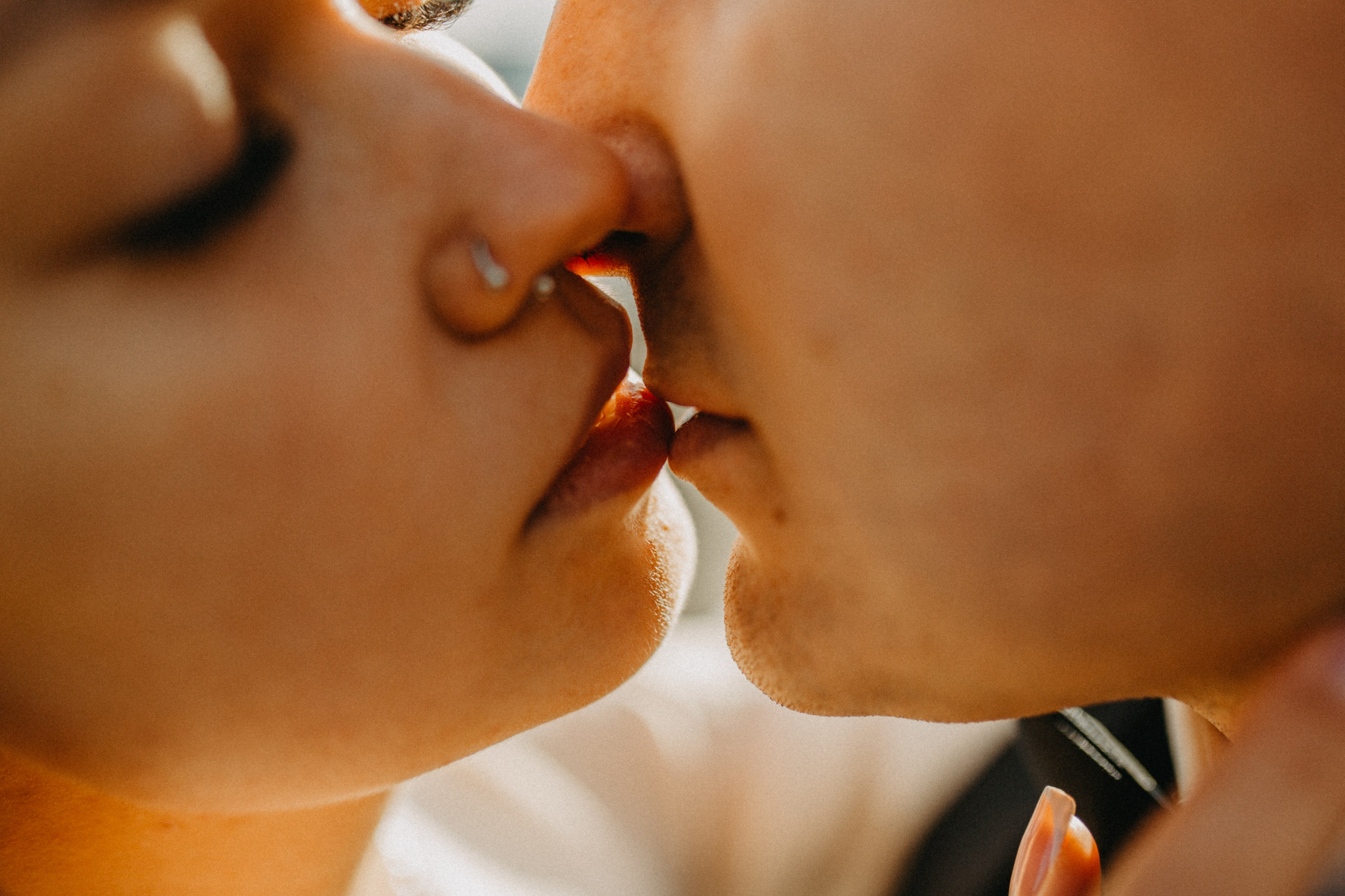 Вертолетный полет Бухта Жировая. Свадебное фото и видео на Камчатке. Туристические маршруты