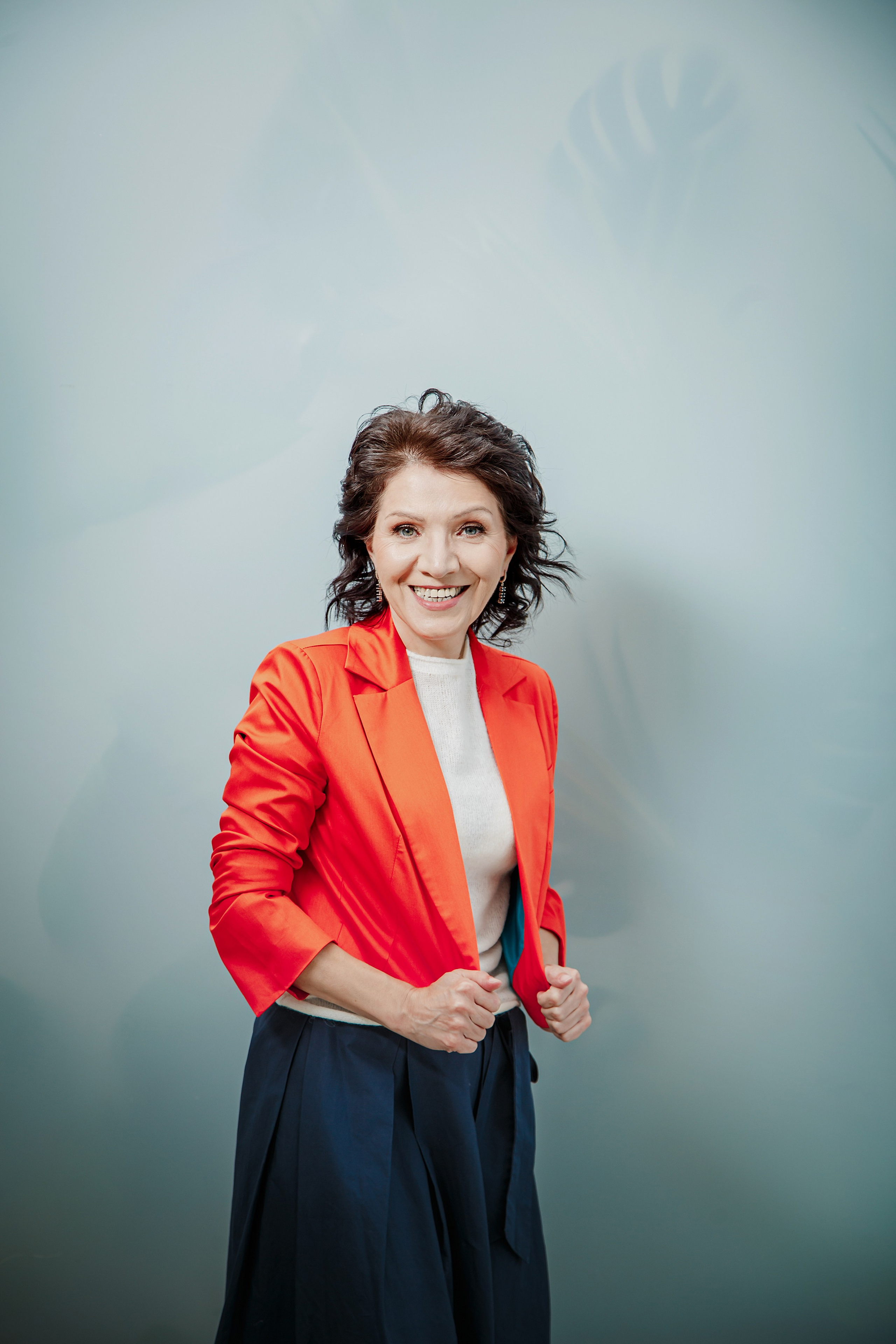 Женский коуч в светлой студии — брендовая фотосессия в Москве, Портрет женского коуча в деловом образе — фотосессия для личного бренда, Фотосессия для эксперта в офисной локации студии Москва, Женский коуч в повседневном образе — контент для соцсетей, Профессиональный бренд-фотограф в Москве — женский коуч, Образ женского коуча для сайта и продвижения в соцсетях, Разнообразные образы на брендовой фотосессии для эксперта, Светлая студия с офисными локациями — фотосессия для коуча, брендовая фотосессия для эксперта, фотосессия для женского коуча, бренд-фотограф Москва, фотосессия личный бренд, фотосессия для сайта, фотосессия для соцсетей, фотосессия для продвижения, фотосессия в студии Москва, фотосессия для эксперта Москва, профессиональная фотосессия для коуча. Катерина Сысуева, Рина Сысуева, rina_sphoto