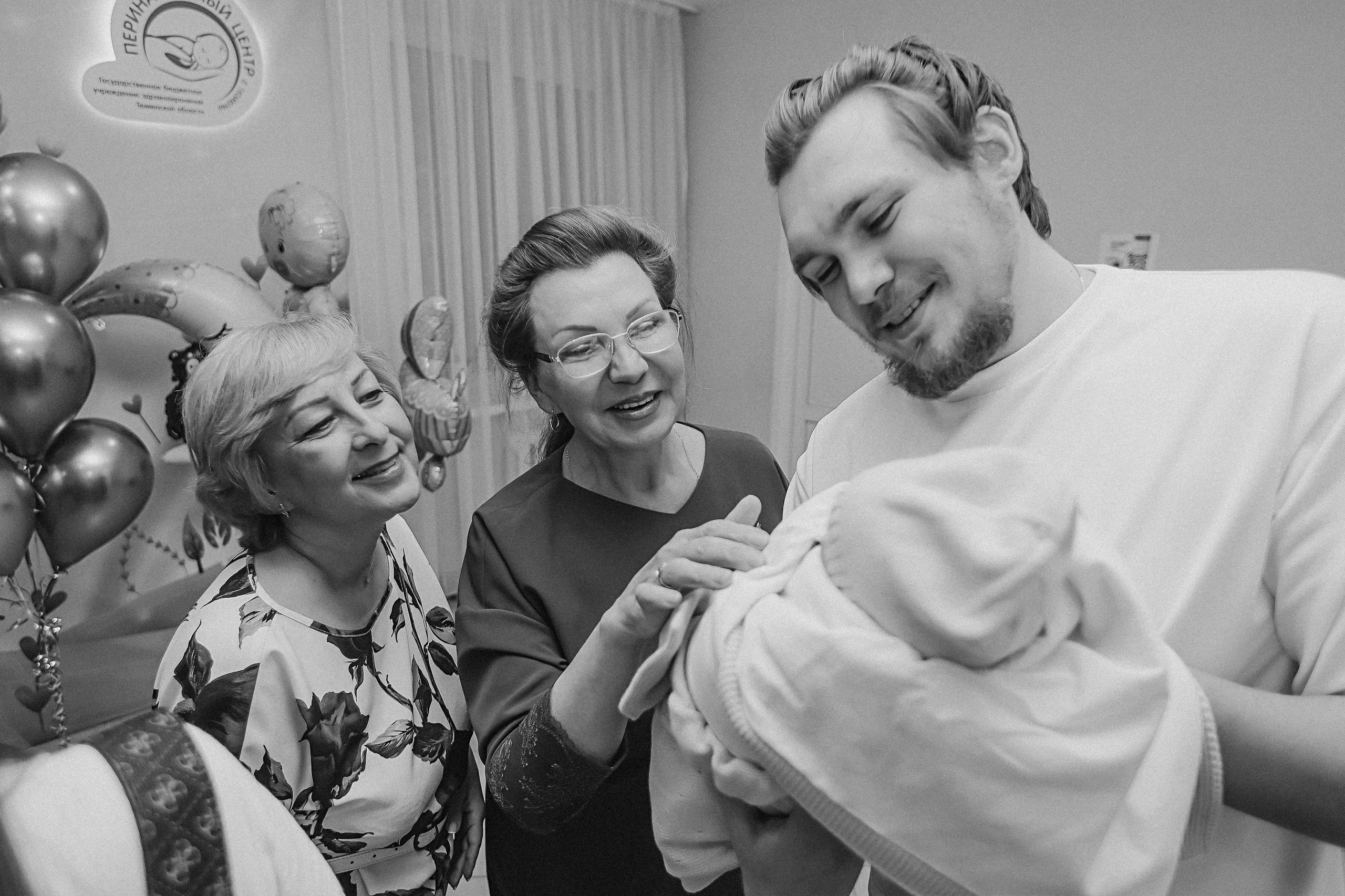 Выписка палата+внизу ПЦЭ. Семейный фотограф Тюмень, фотограф на роды Салмина Мария