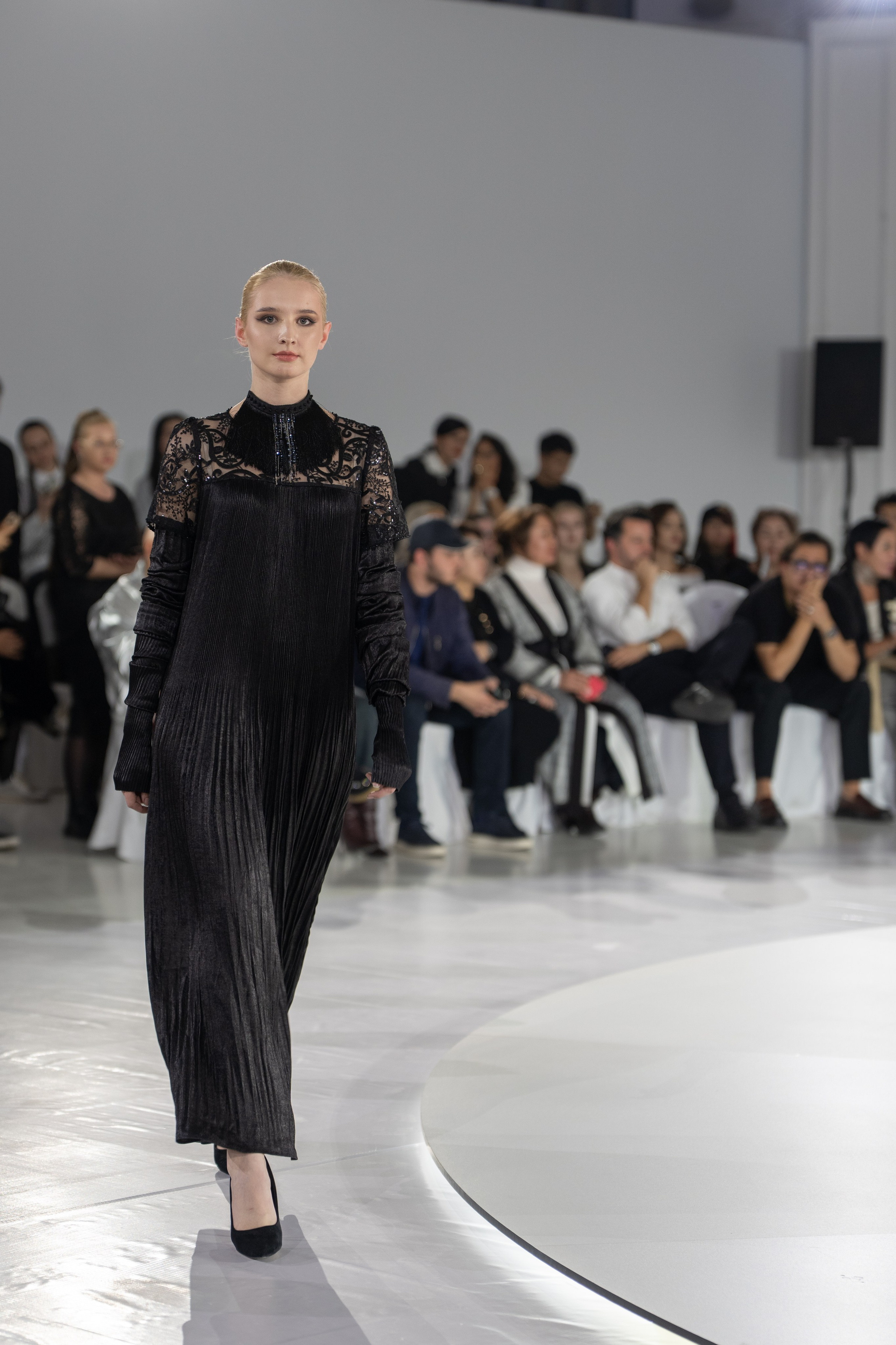 Дизайнер Yerlan Zholdas bek. Сайт Алматинского НЮ АРТ, будуар и фэшн фотографа Дениса Карпенко