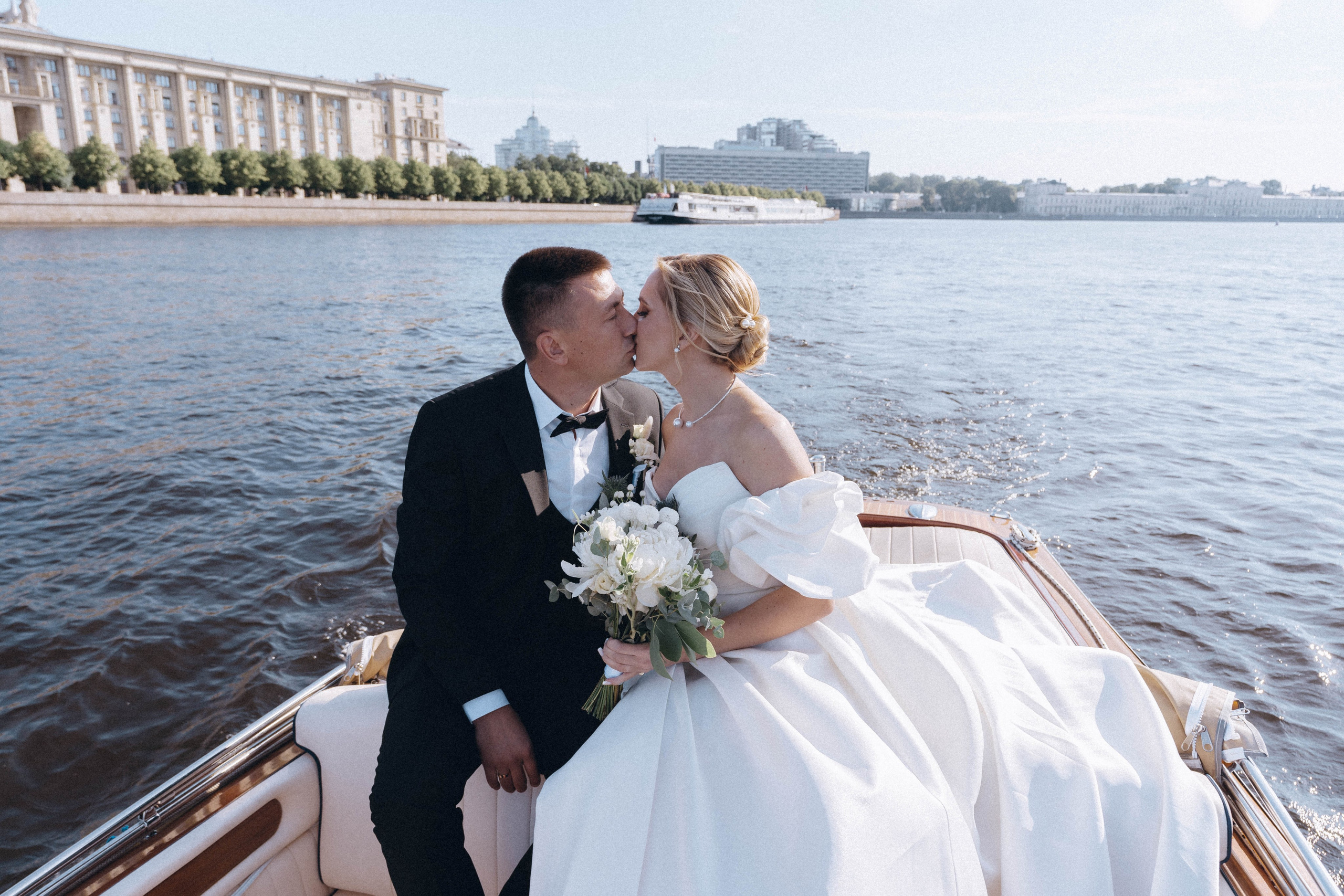 СВАДЕНБНАЯ СЬЕМКА НА КАТЕРЕ ПО КАНАЛАМ САНКТ-ПЕТЕРБУРГА И В АКВАТОРИИ НЕВЫ. Профессиональный фотограф, Санкт-Петербург — Виктория Богомолова